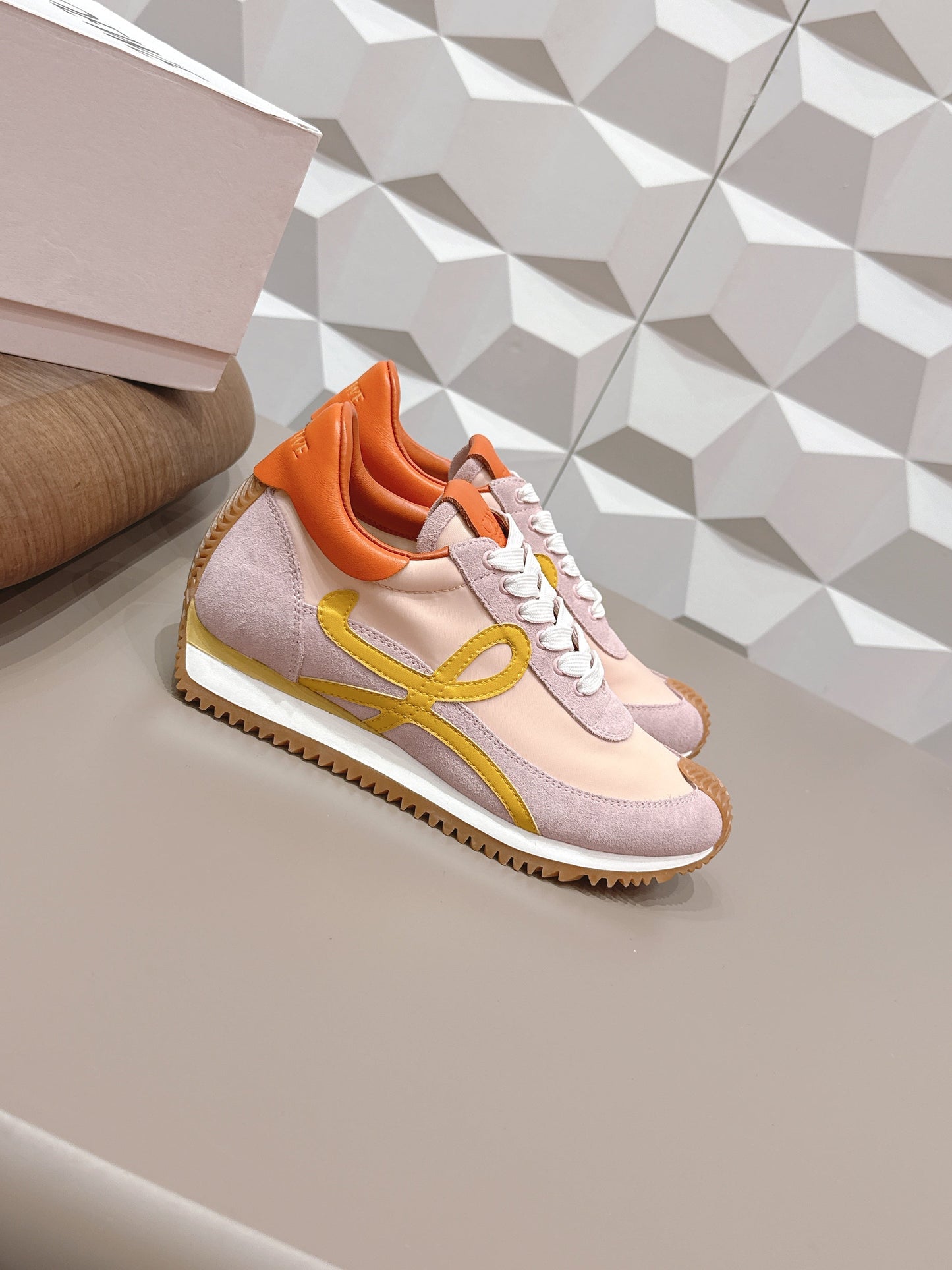 КРОСІВКИ LOEWE 26S FLOW RUNNER ЗІ СВІТЛО-РОЖЕВОЇ ЗАМШІ ТА ПОМАРАНЧЕВОЇ ТЕЛЯЧОЇ ШКІРИ
