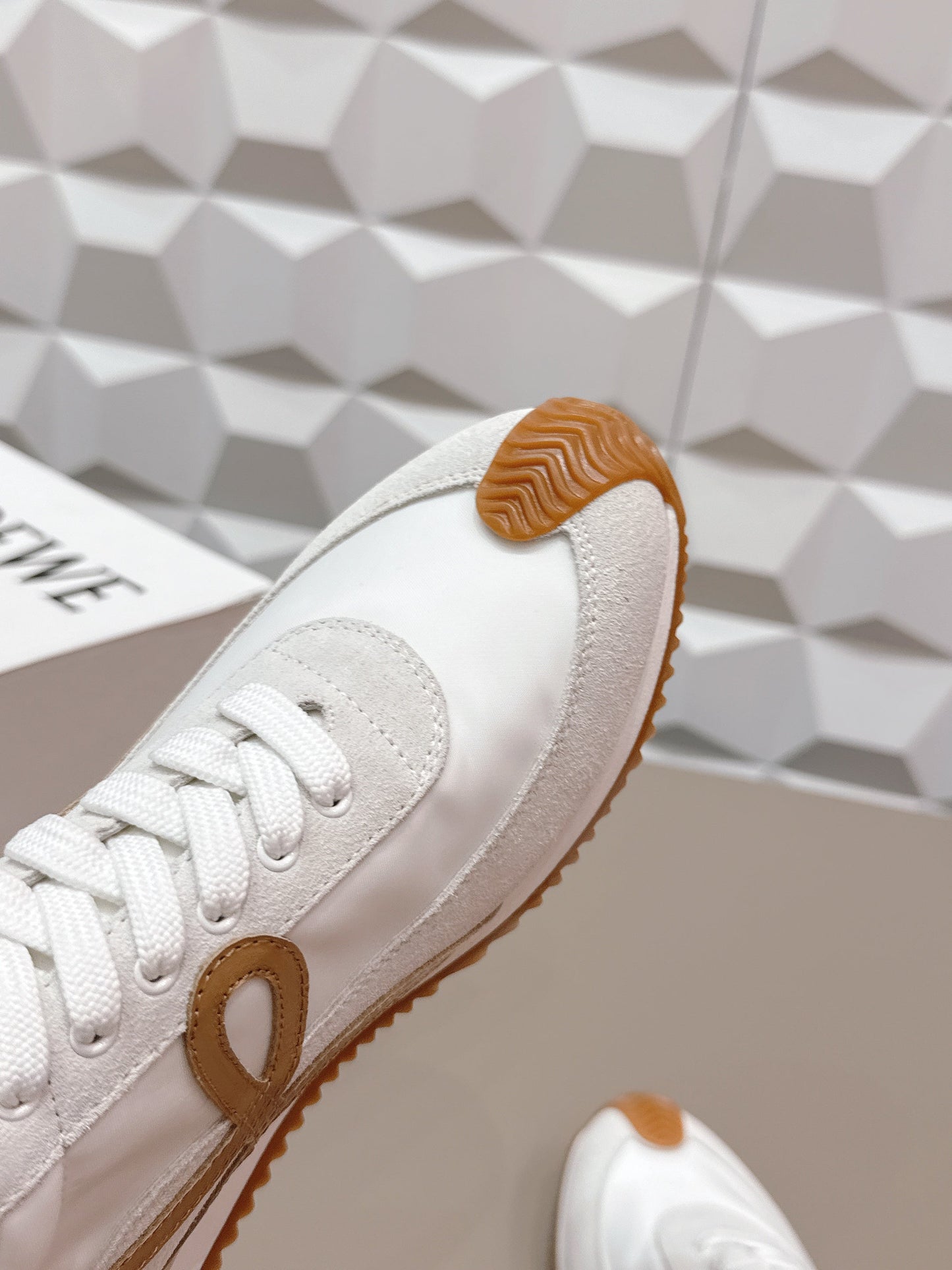 КРОСІВКИ LOEWE 26S FLOW RUNNER З БІЛОЇ ЗАМШІ ТА СВІТЛО-ЖОВТОЇ ТЕЛЯЧОЇ ШКІРИ