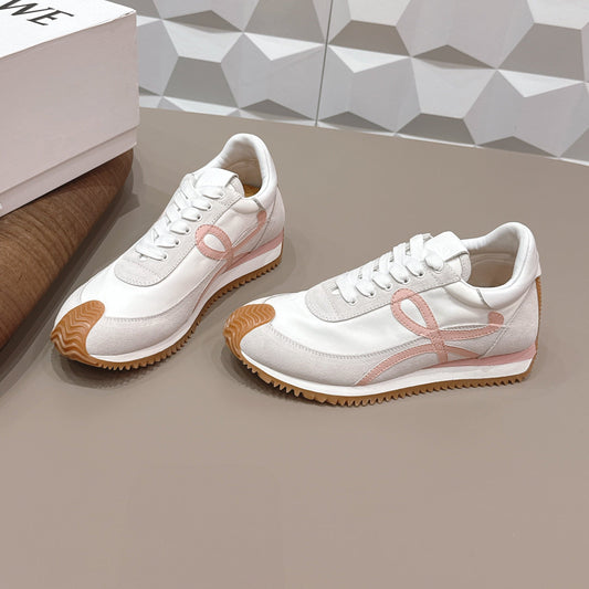LOEWE 26S КРОСІВКИ FLOW RUNNER ЗІ СВІТЛО-СІРОЇ ЗАМШІ ТА БІЛОЇ ТЕЛЯЧОЇ ШКІРИ