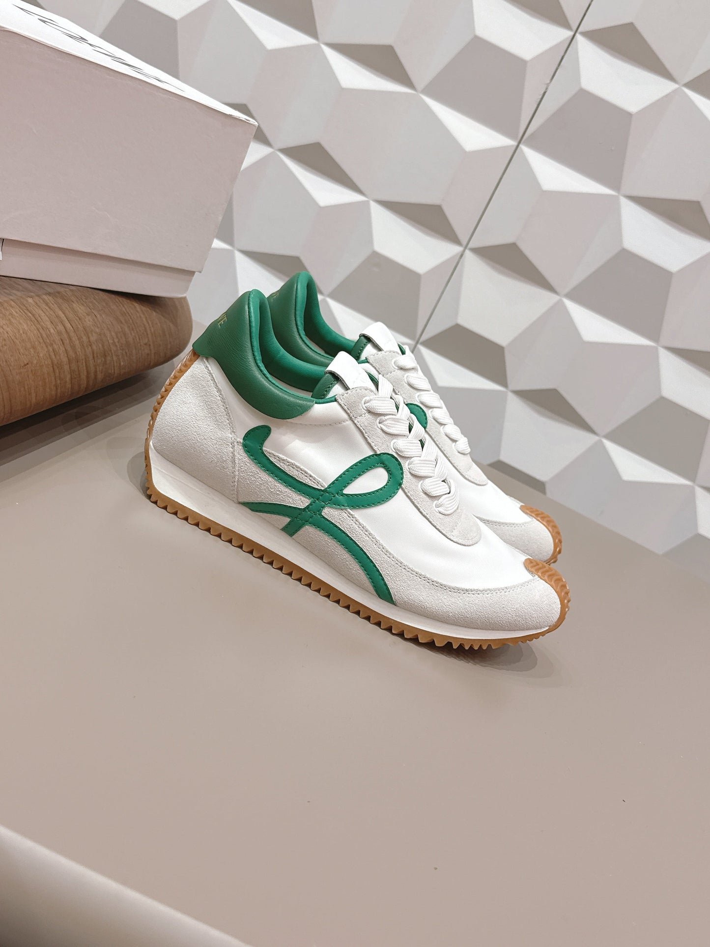 Кросівки LOEWE 26S FLOW RUNNER зі світло-коричневої замші та темно-бірюзової телячої шкіри