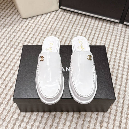 ЛОФЕРИ-МЮЛІ CHANEL 26S З БІЛОЇ ГЛЯНЦЕВОЇ ШКІРИ ТЕЛЯТИ