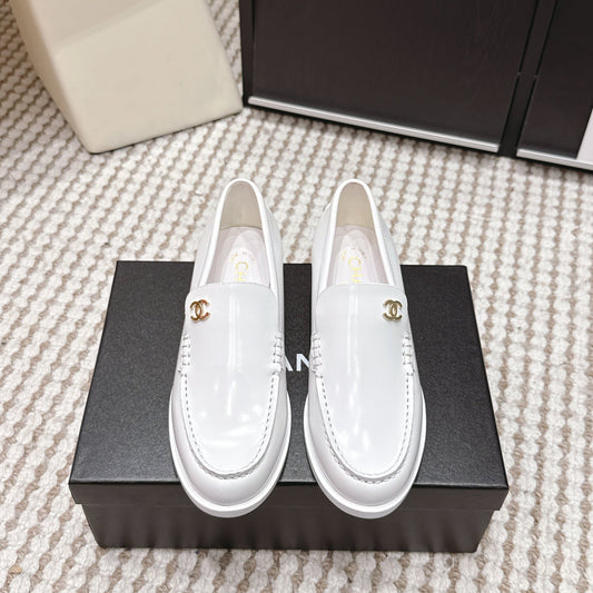 ЛОФЕРИ CHANEL 26S З БІЛОЇ ГЛЯНЦЕВОЇ ШКІРИ ТЕЛЯТИ
