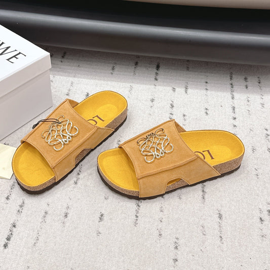 LOEWE 26S ПЛОСКІ САНДАЛІ В ЗОЛОТИСТО-ЖОВТОМУ КОЛЬОРІ З ЛОГОТИПОМ ТА ЗОЛОТОЮ ФУРНІТУРОЮ