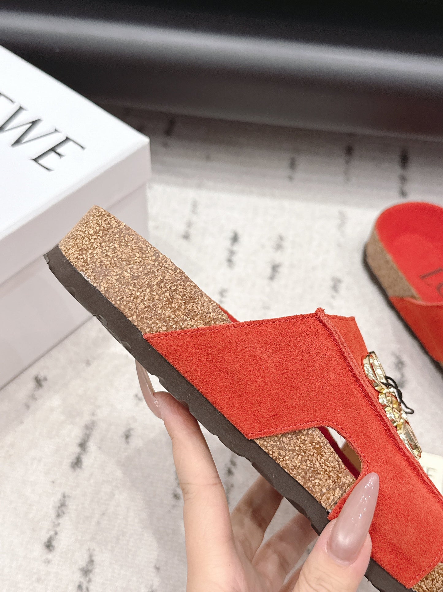 LOEWE 26S ПЛАСКІ САНДАЛІ В ЧЕРВОНОМУ КОЛЬОРІ З ЗОЛОТИСТОЮ ФУРНІТУРОЮ З ЛОГОТИПОМ