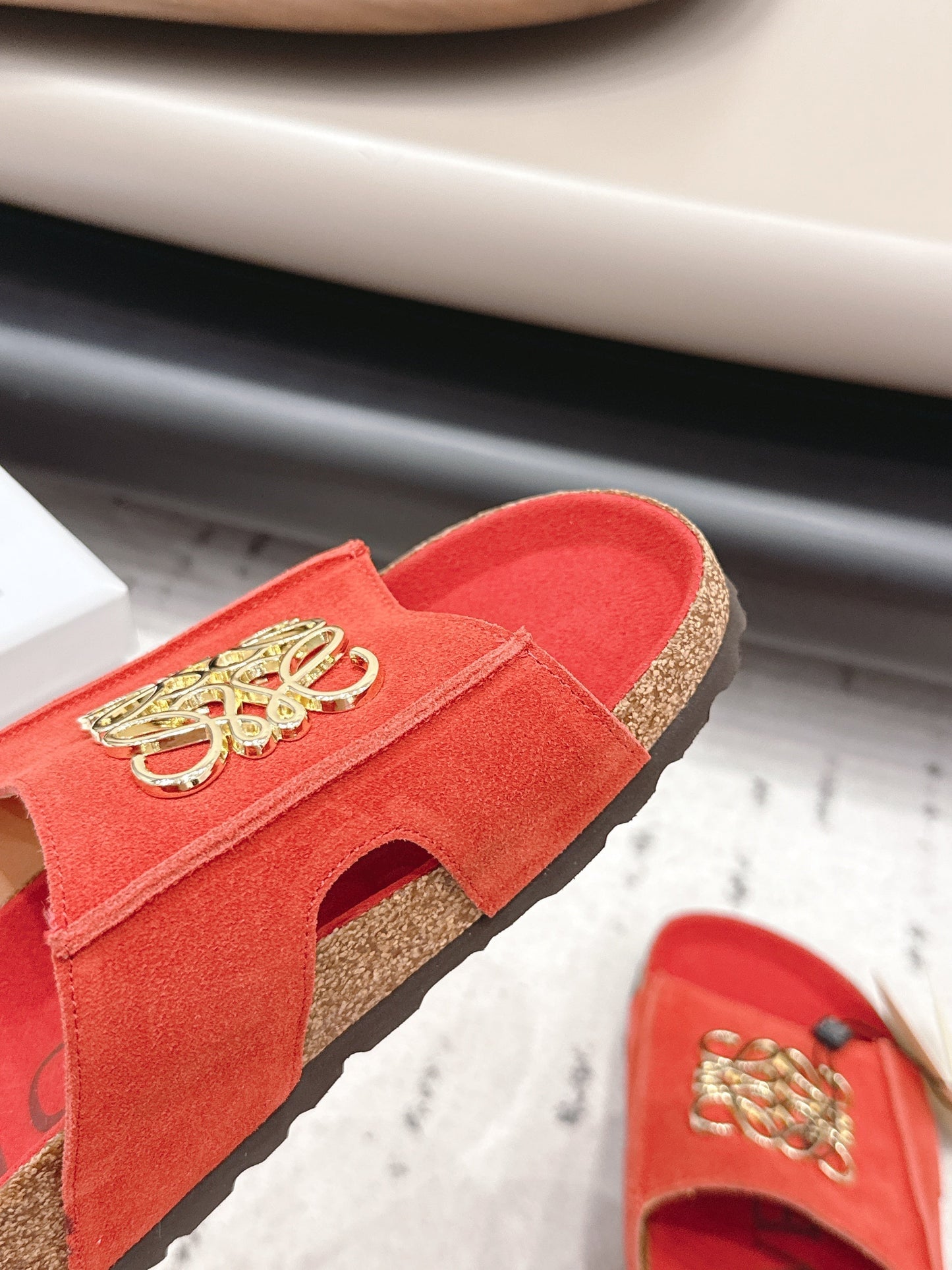 LOEWE 26S ПЛАСКІ САНДАЛІ В ЧЕРВОНОМУ КОЛЬОРІ З ЗОЛОТИСТОЮ ФУРНІТУРОЮ З ЛОГОТИПОМ