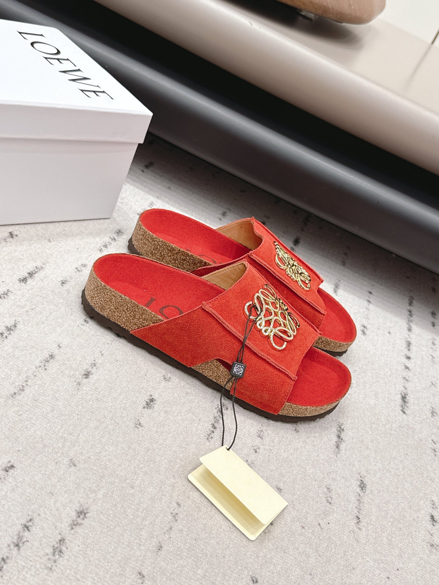 LOEWE 26S ПЛАСКІ САНДАЛІ В ЧЕРВОНОМУ КОЛЬОРІ З ЗОЛОТИСТОЮ ФУРНІТУРОЮ З ЛОГОТИПОМ