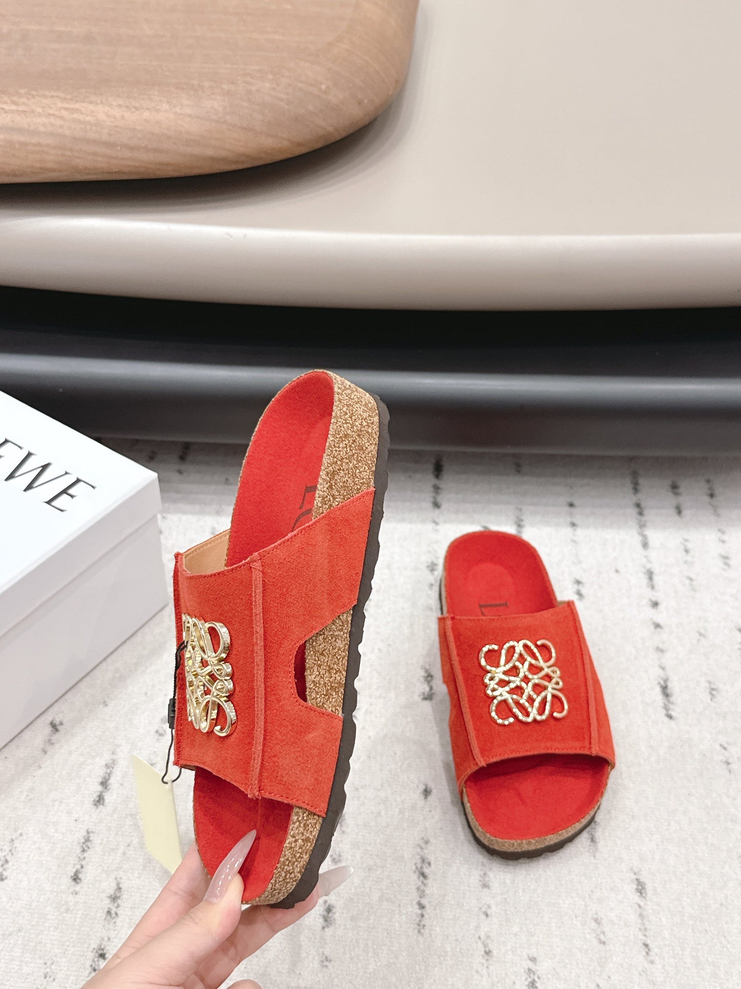 LOEWE 26S ПЛАСКІ САНДАЛІ В ЧЕРВОНОМУ КОЛЬОРІ З ЗОЛОТИСТОЮ ФУРНІТУРОЮ З ЛОГОТИПОМ