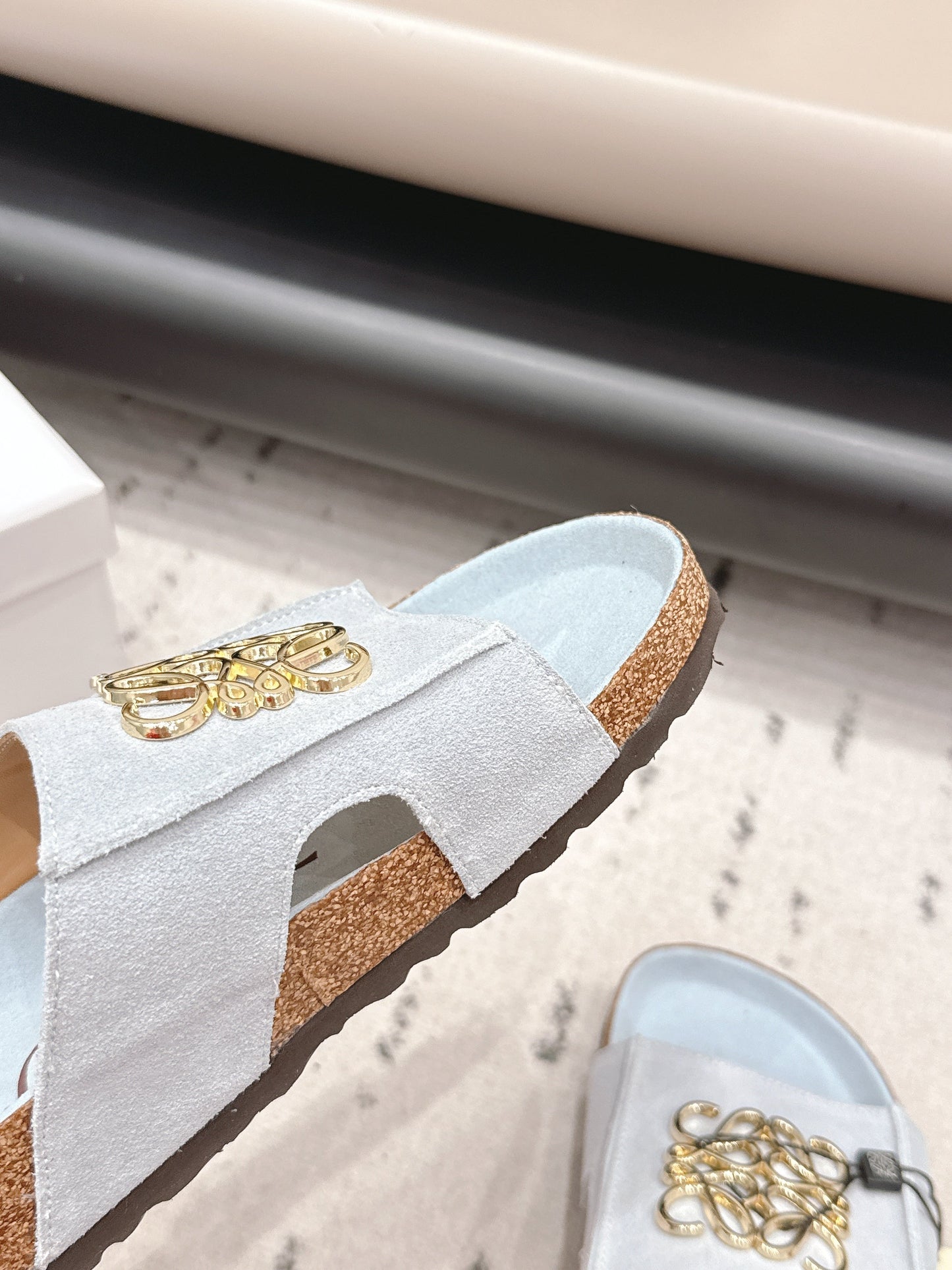 LOEWE 26S ПЛАНЕТКИ ВІДКРИТІ БОСОНІЖКИ СВІТЛО-БЛАКИТНІ З ЛОГОТИПОМ ТА ЗОЛОТИСТОЮ ФУРНІТУРОЮ