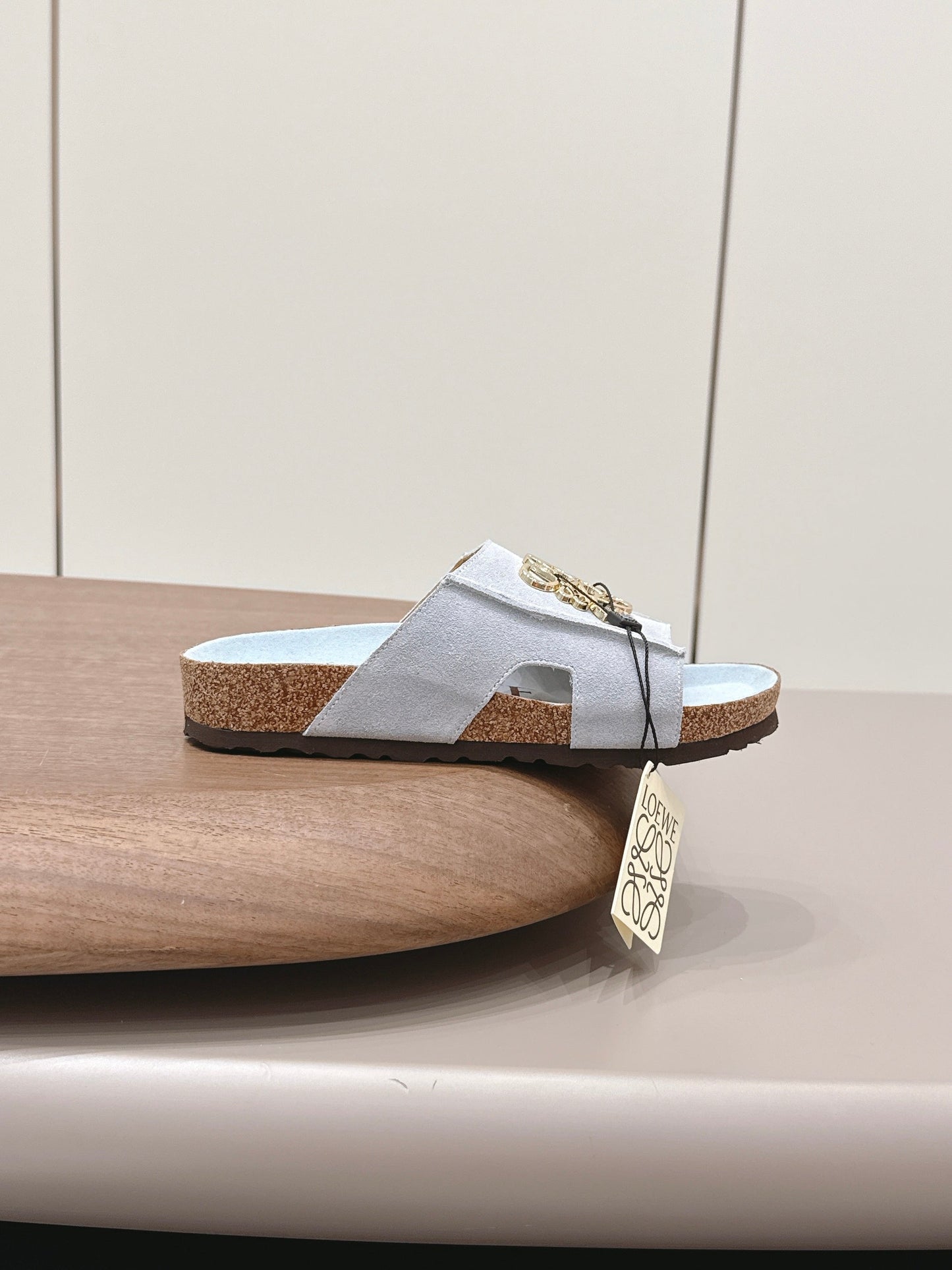 LOEWE 26S ПЛАНЕТКИ ВІДКРИТІ БОСОНІЖКИ СВІТЛО-БЛАКИТНІ З ЛОГОТИПОМ ТА ЗОЛОТИСТОЮ ФУРНІТУРОЮ