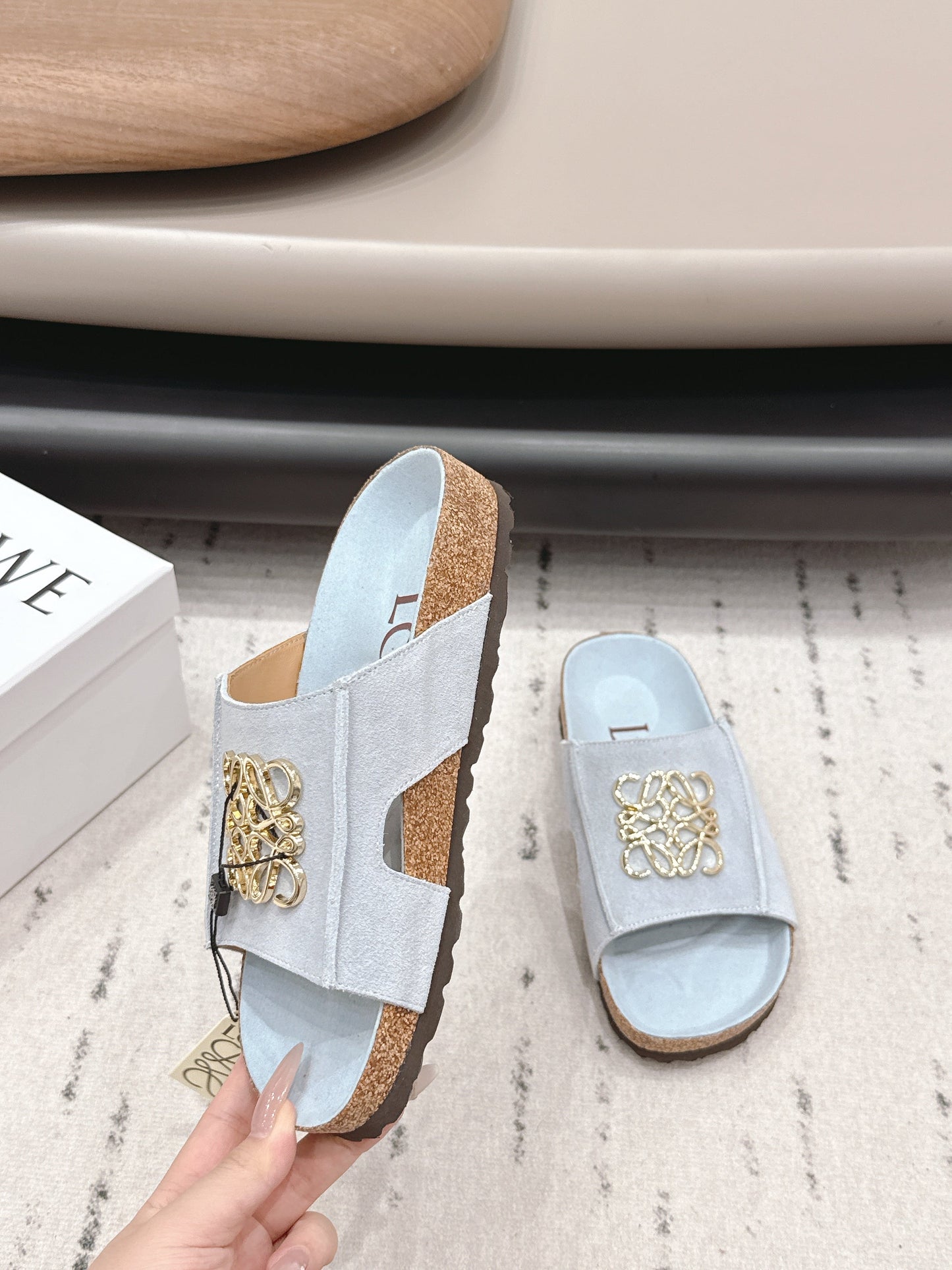 LOEWE 26S ПЛАНЕТКИ ВІДКРИТІ БОСОНІЖКИ СВІТЛО-БЛАКИТНІ З ЛОГОТИПОМ ТА ЗОЛОТИСТОЮ ФУРНІТУРОЮ