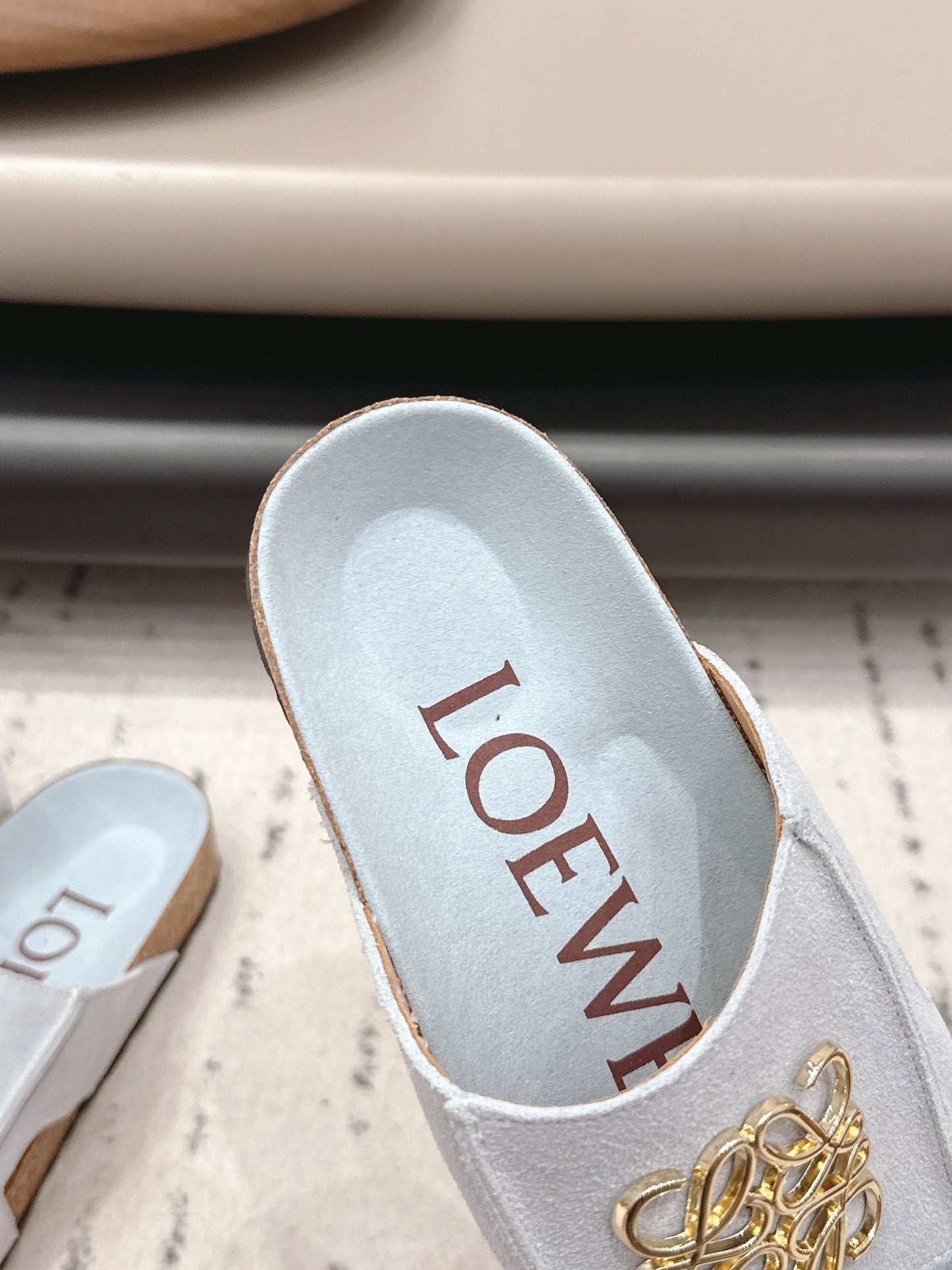 LOEWE 26S ПЛАНЕТКИ ВІДКРИТІ БОСОНІЖКИ СВІТЛО-БЛАКИТНІ З ЛОГОТИПОМ ТА ЗОЛОТИСТОЮ ФУРНІТУРОЮ