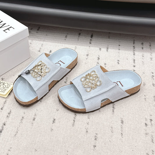 LOEWE 26S ПЛАНЕТКИ ВІДКРИТІ БОСОНІЖКИ СВІТЛО-БЛАКИТНІ З ЛОГОТИПОМ ТА ЗОЛОТИСТОЮ ФУРНІТУРОЮ