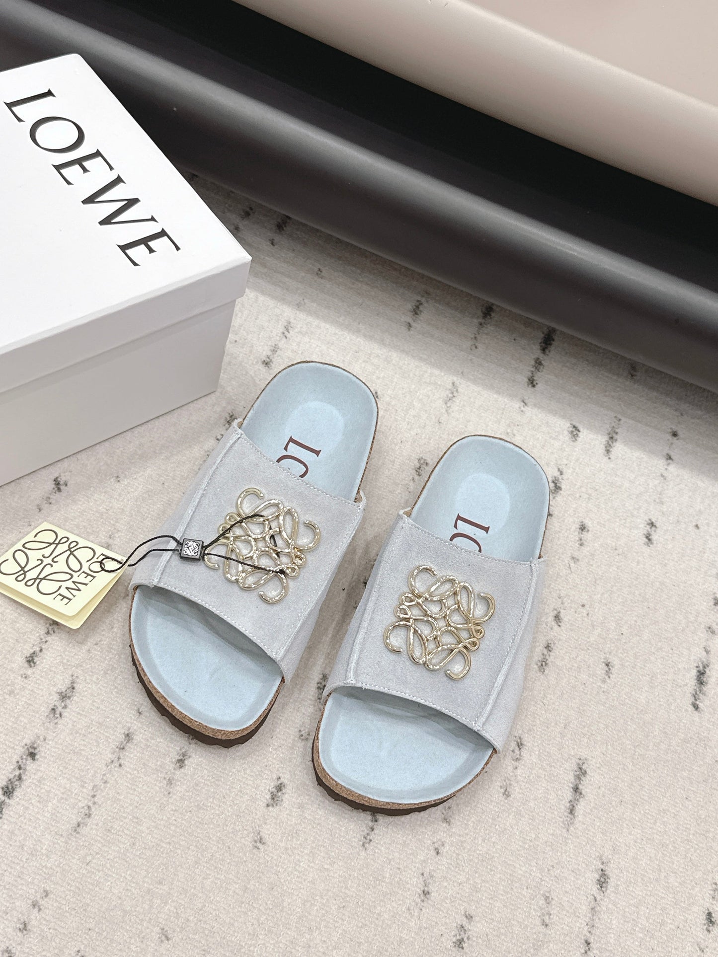 LOEWE 26S ПЛАНЕТКИ ВІДКРИТІ БОСОНІЖКИ СВІТЛО-БЛАКИТНІ З ЛОГОТИПОМ ТА ЗОЛОТИСТОЮ ФУРНІТУРОЮ