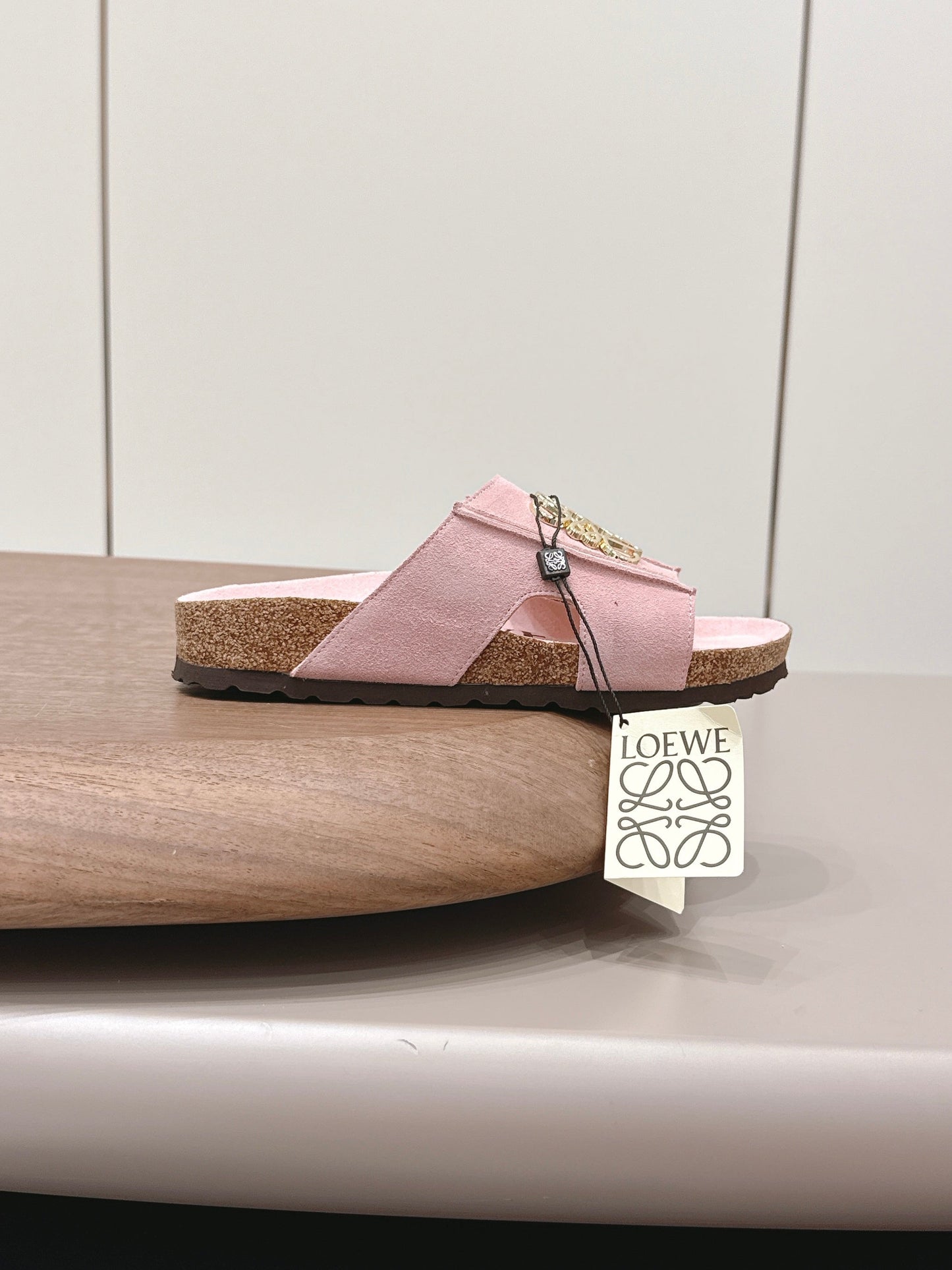 Босоніжки LOEWE 26S FLAT рожевого кольору із золотим логотипом