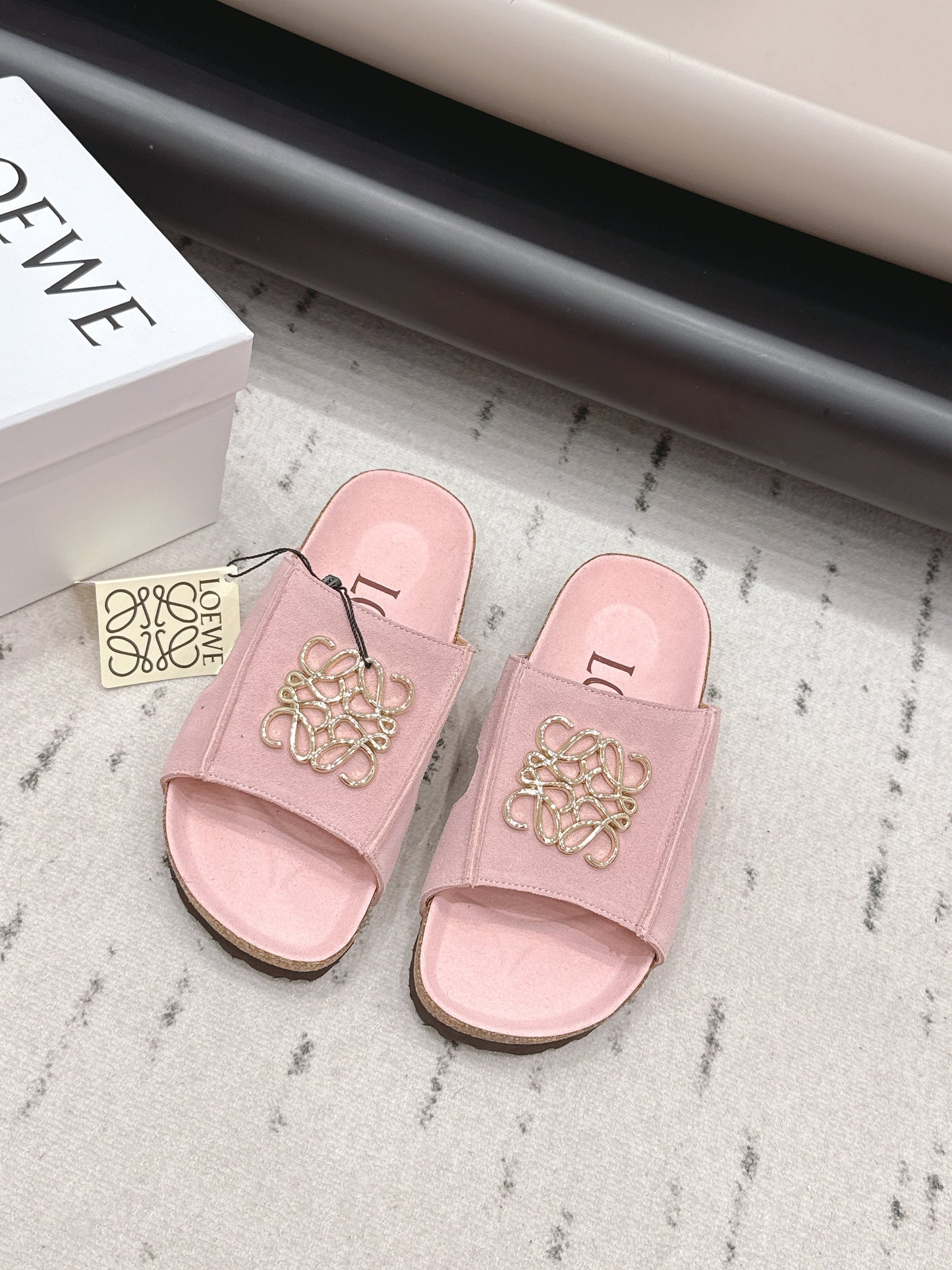 Босоніжки LOEWE 26S FLAT рожевого кольору із золотим логотипом