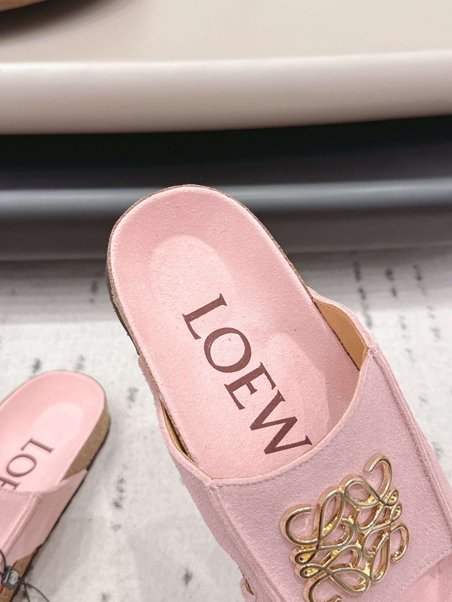 Босоніжки LOEWE 26S FLAT рожевого кольору із золотим логотипом