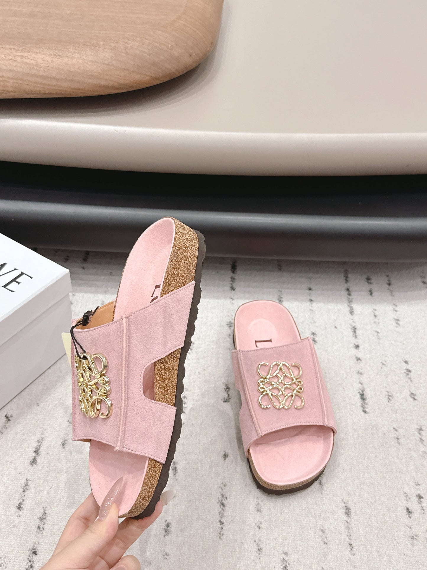 Босоніжки LOEWE 26S FLAT рожевого кольору із золотим логотипом