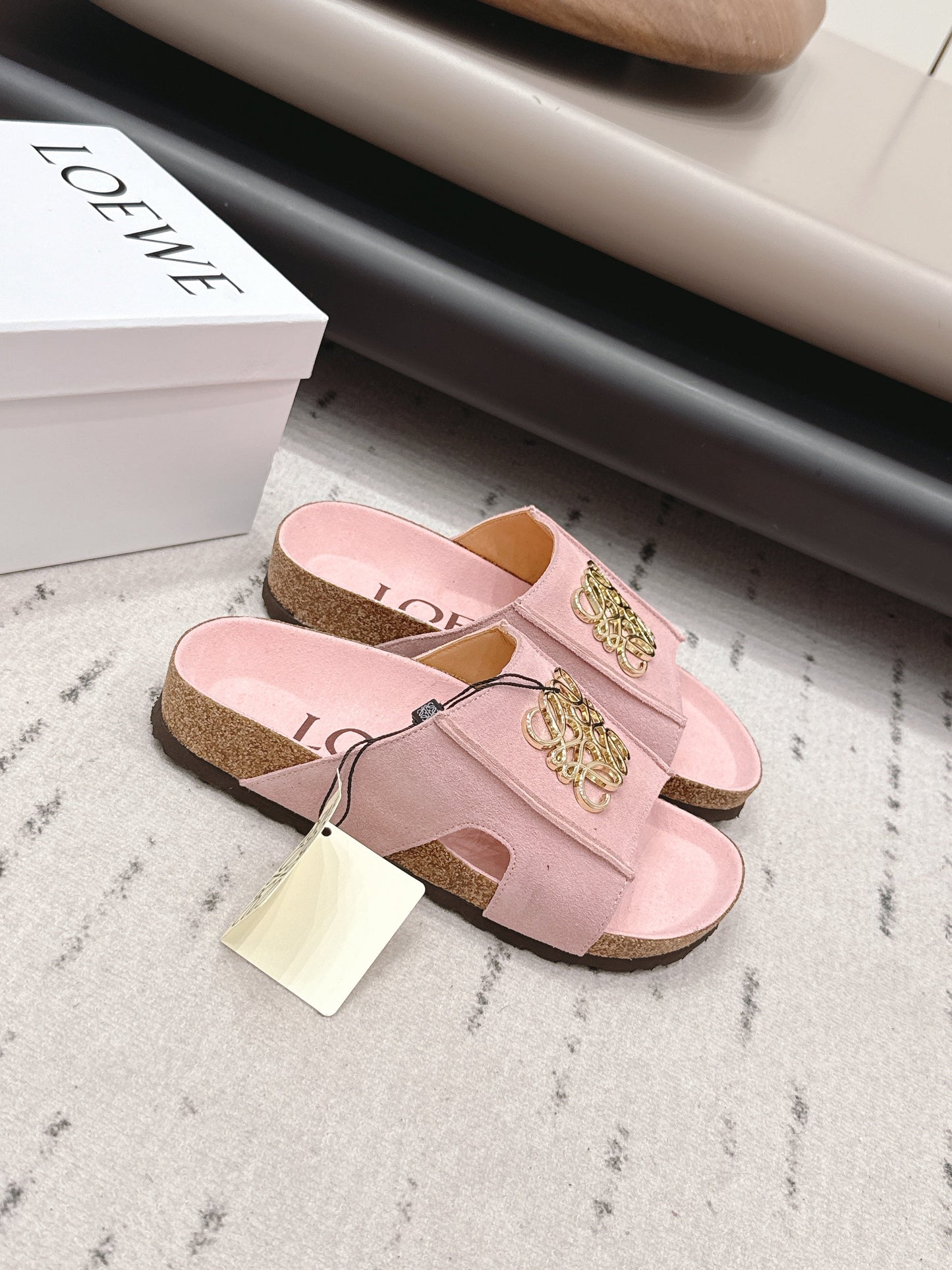 Босоніжки LOEWE 26S FLAT рожевого кольору із золотим логотипом