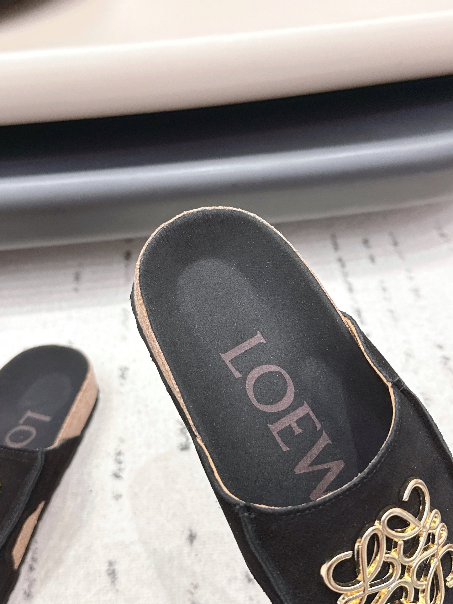 LOEWE 26S ПЛОСКІ САНДАЛІ ЧОРНОГО КОЛЬОРУ ІЗ ЗОЛОТИСТОЮ ФУРНІТУРОЮ З ЛОГОТИПОМ