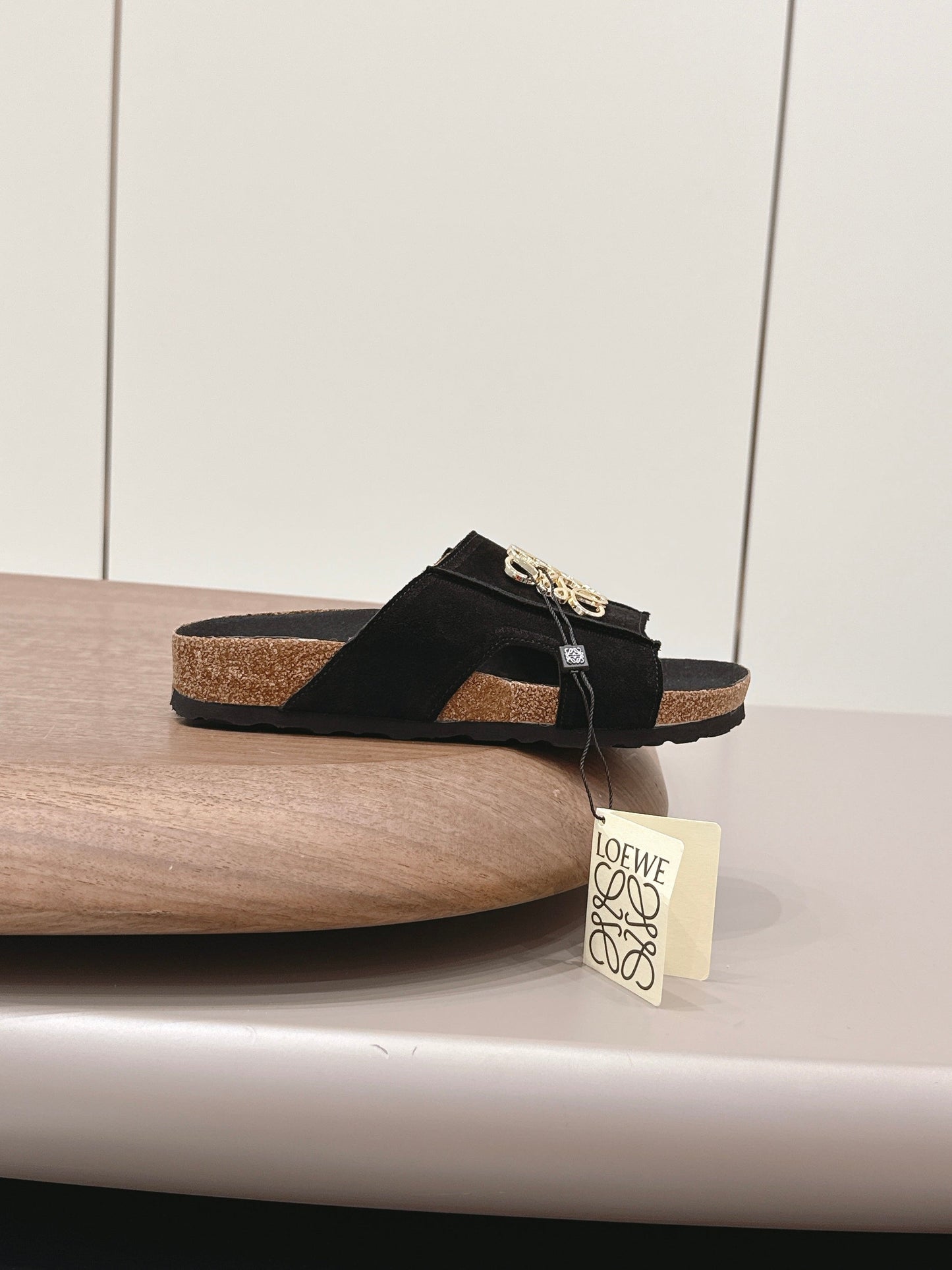 LOEWE 26S ПЛОСКІ САНДАЛІ ЧОРНОГО КОЛЬОРУ ІЗ ЗОЛОТИСТОЮ ФУРНІТУРОЮ З ЛОГОТИПОМ