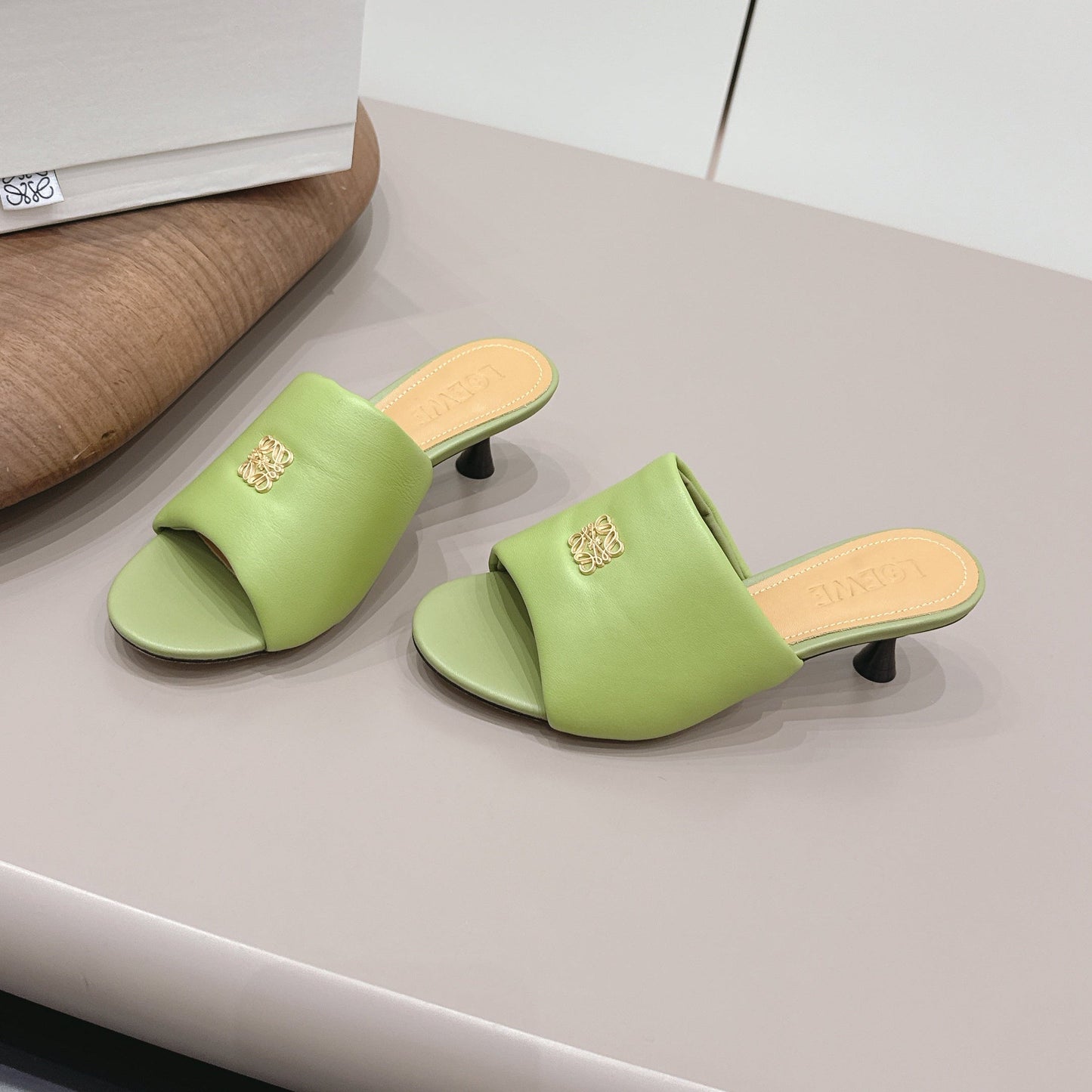 ТУФЛІ-МЮЛІ LOEWE 26S НА ПІДБОРАХ 45 ММ З ОЛИВКОВО-ЗЕЛЕНОЇ ШКІРИ ЯГНЯТИ ІЗ ЗОЛОТОЮ ФУРНІТУРОЮ