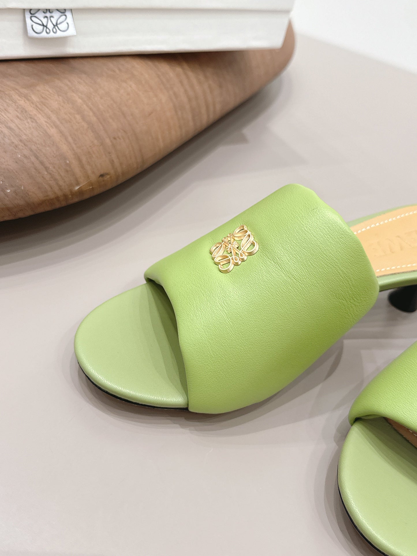 ТУФЛІ-МЮЛІ LOEWE 26S НА ПІДБОРАХ 45 ММ З ОЛИВКОВО-ЗЕЛЕНОЇ ШКІРИ ЯГНЯТИ ІЗ ЗОЛОТОЮ ФУРНІТУРОЮ