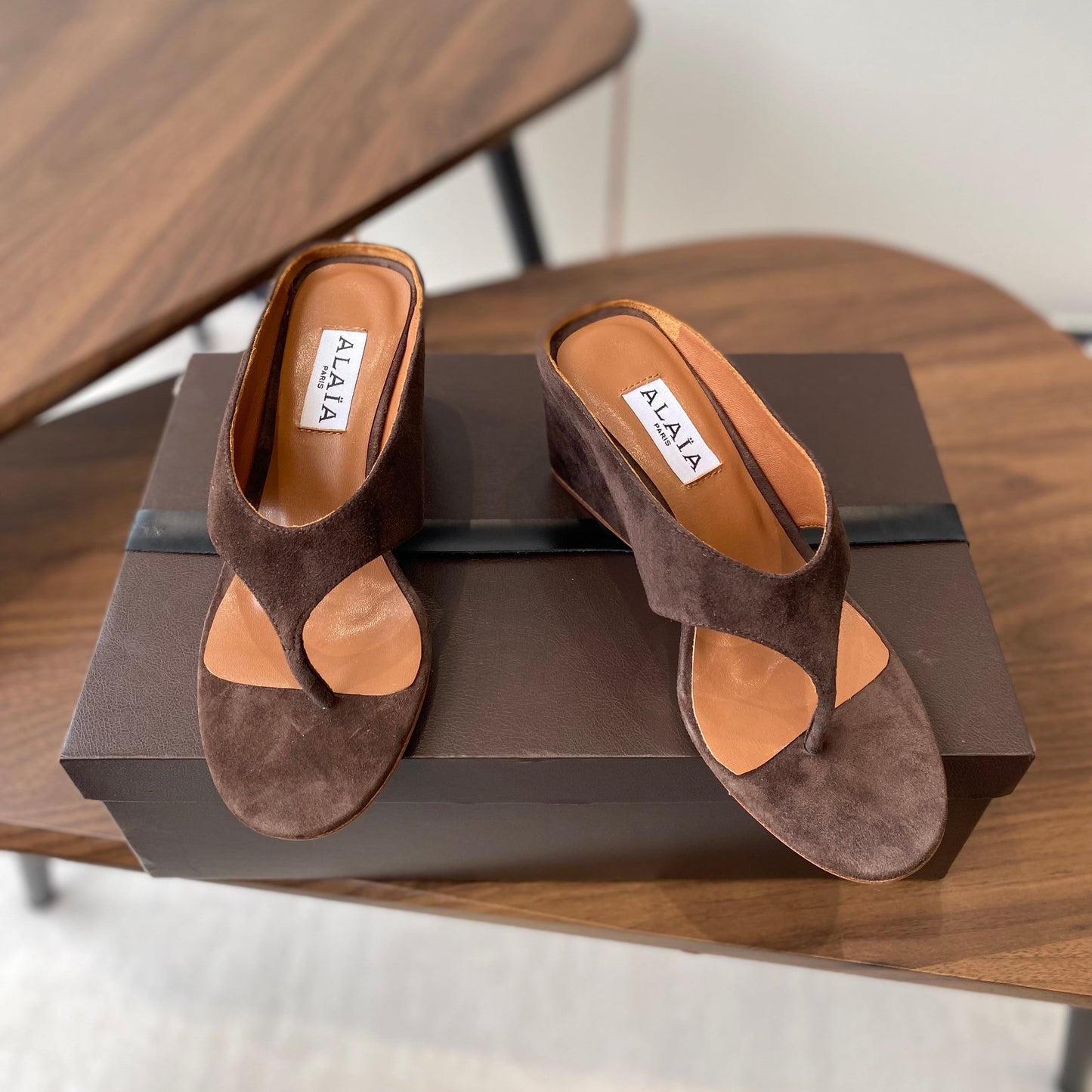 ALAIA WEDGE THONG SANDALS 25S IN BROWN SUEDE - 35