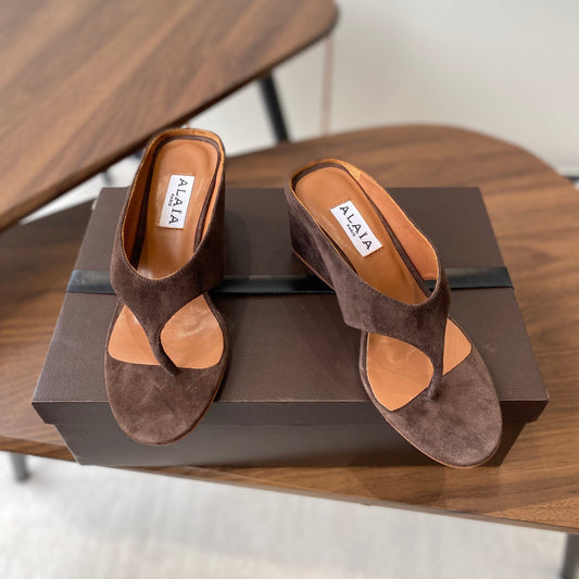 ALAIA WEDGE THONG SANDALS 25S IN BROWN SUEDE - 35