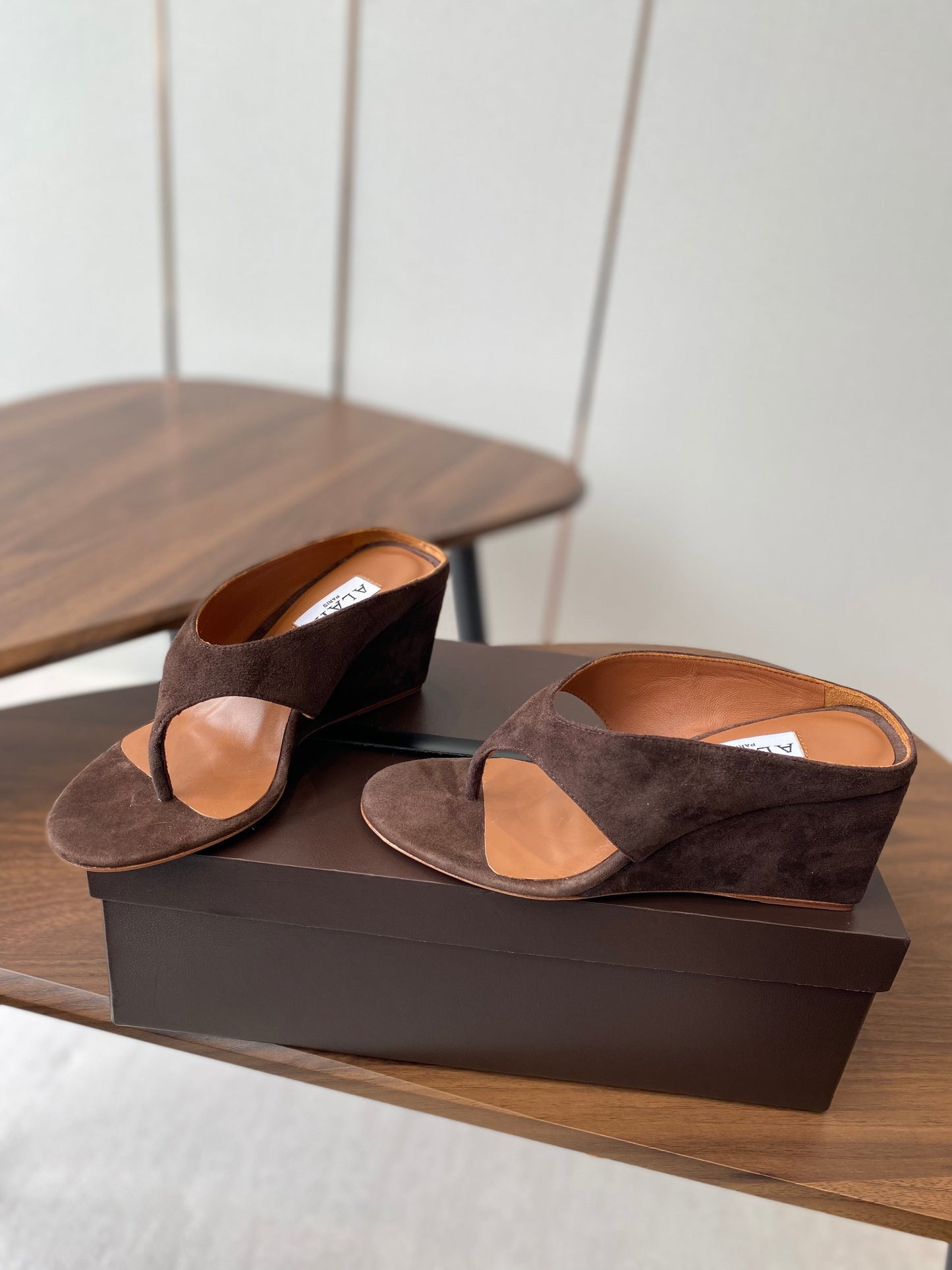 ALAIA WEDGE THONG SANDALS 25S IN BROWN SUEDE - 35