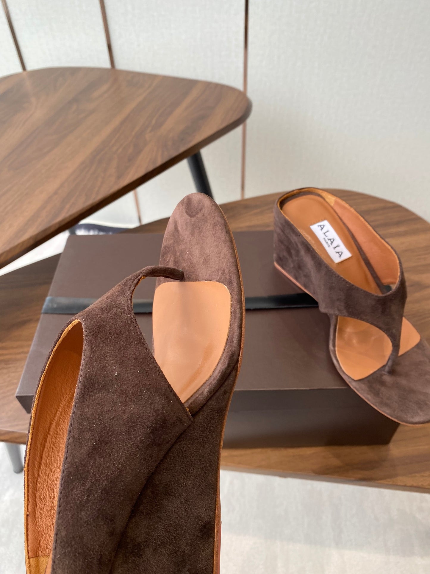 ALAIA WEDGE THONG SANDALS 25S IN BROWN SUEDE - 35
