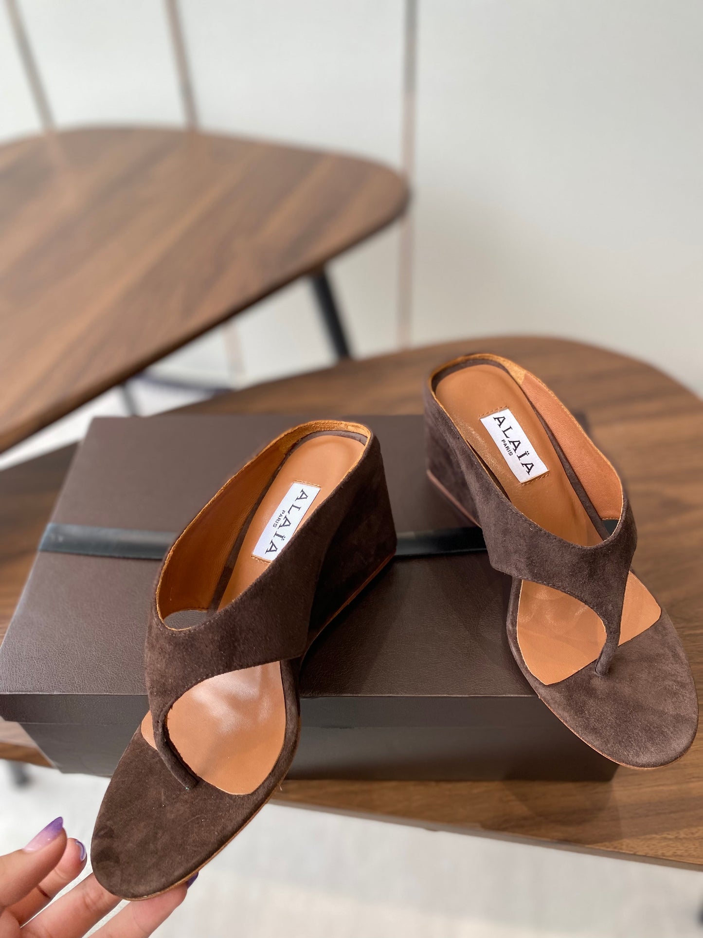 ALAIA WEDGE THONG SANDALS 25S IN BROWN SUEDE - 35