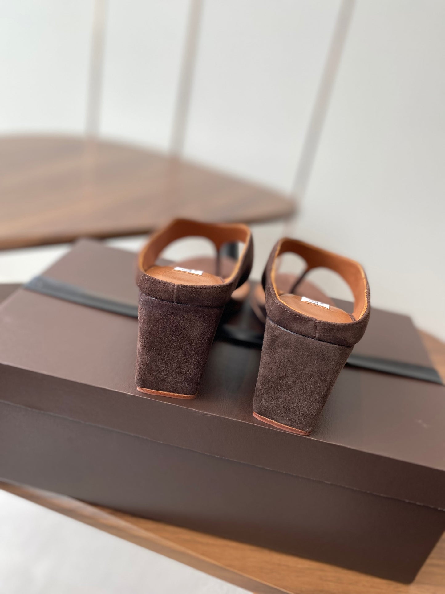 ALAIA WEDGE THONG SANDALS 25S IN BROWN SUEDE - 35