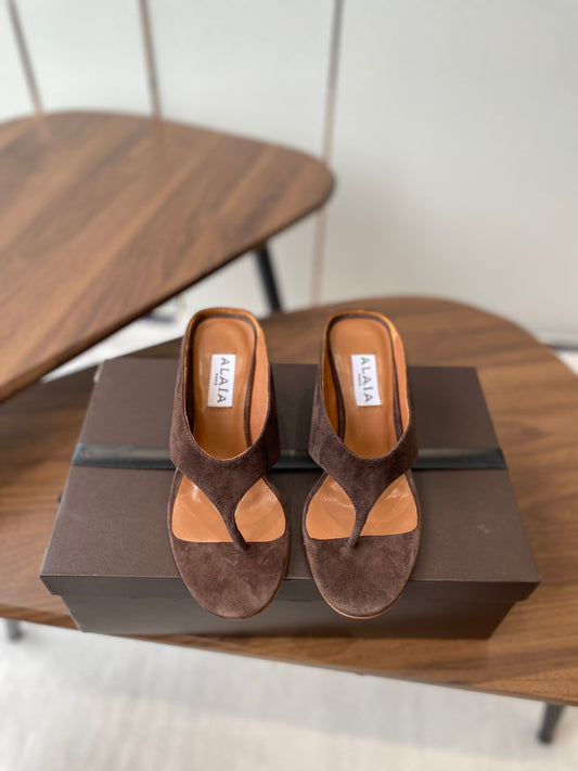 ALAIA WEDGE THONG SANDALS 25S IN BROWN SUEDE - 35