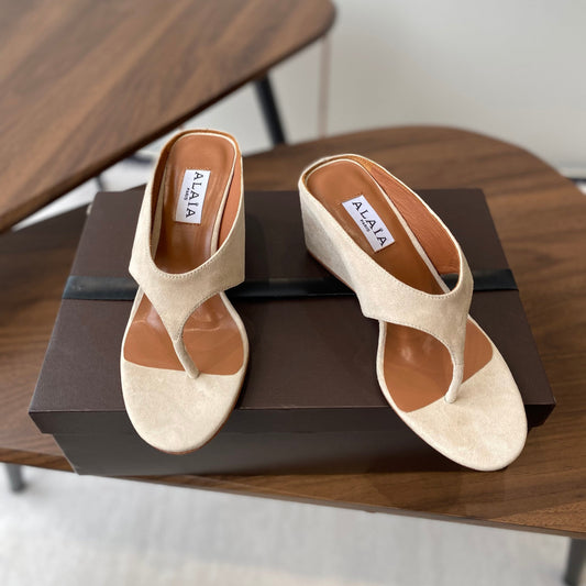 ALAIA WEDGE THONG SANDALS 25S IN LIGHT BEIGE SUEDE - 35