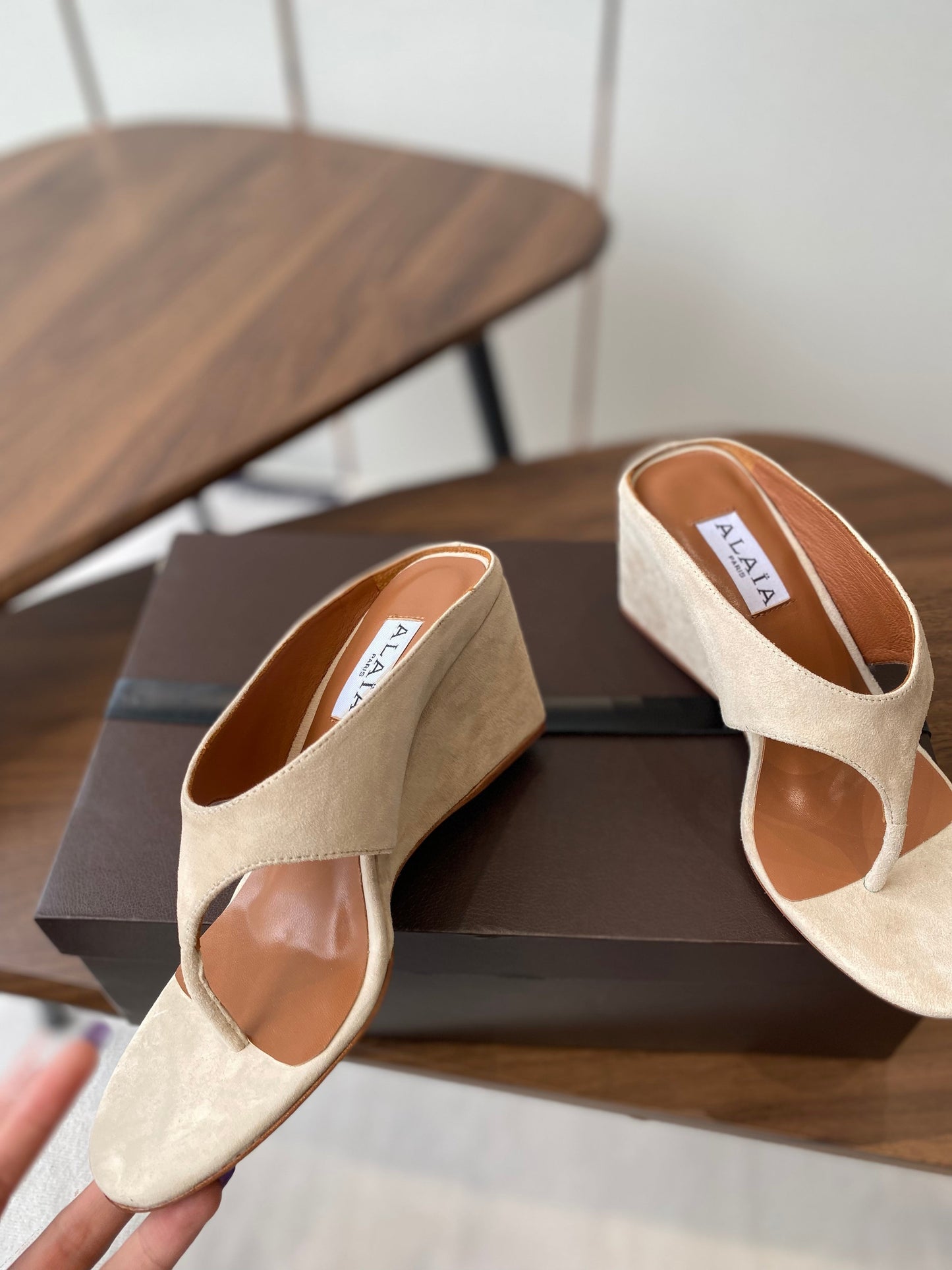 ALAIA WEDGE THONG SANDALS 25S IN LIGHT BEIGE SUEDE - 35