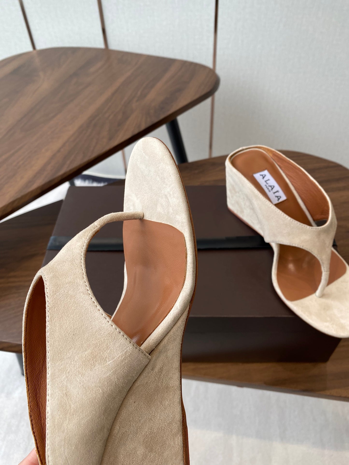 ALAIA WEDGE THONG SANDALS 25S IN LIGHT BEIGE SUEDE - 35