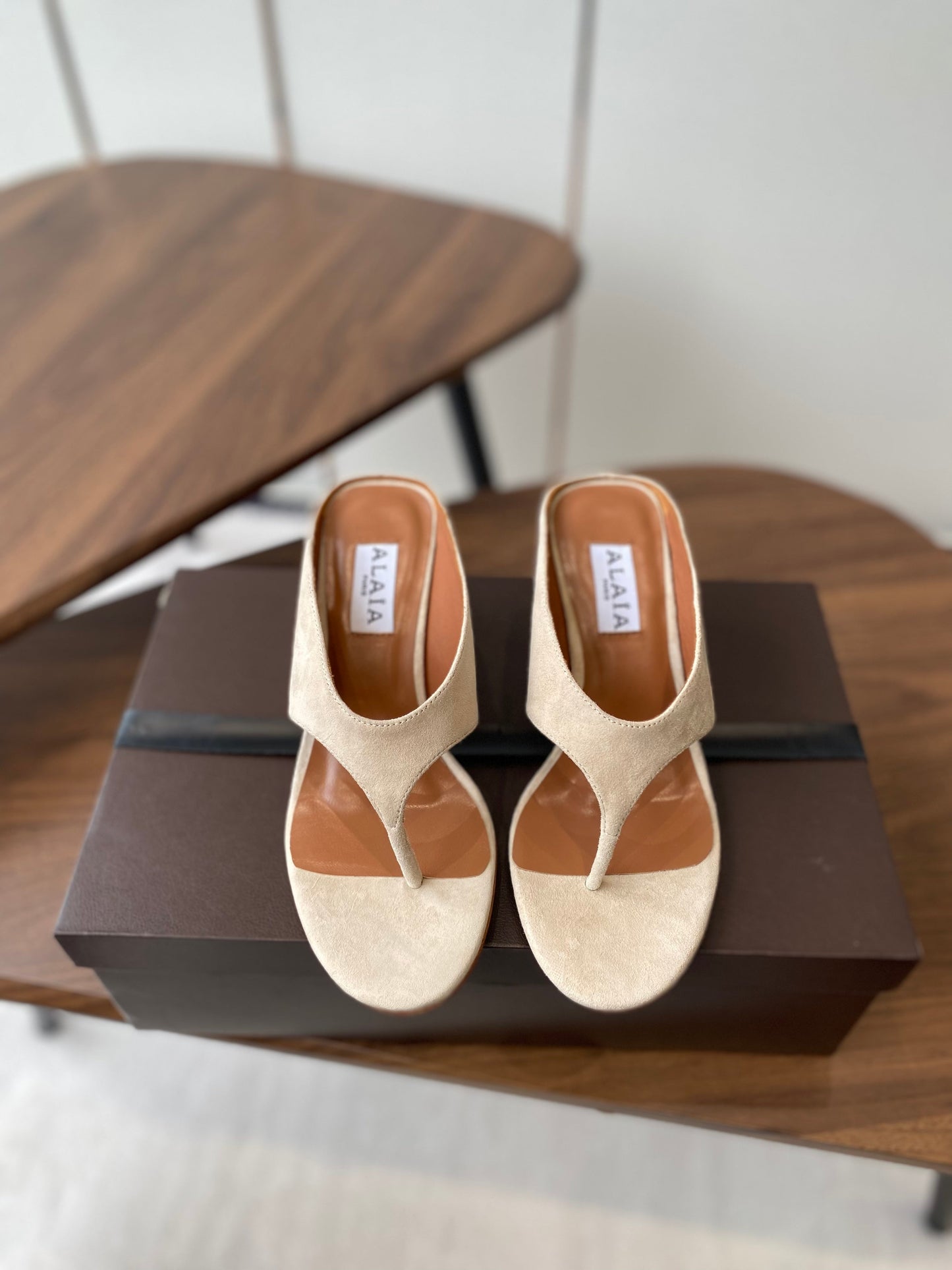 ALAIA WEDGE THONG SANDALS 25S IN LIGHT BEIGE SUEDE - 35