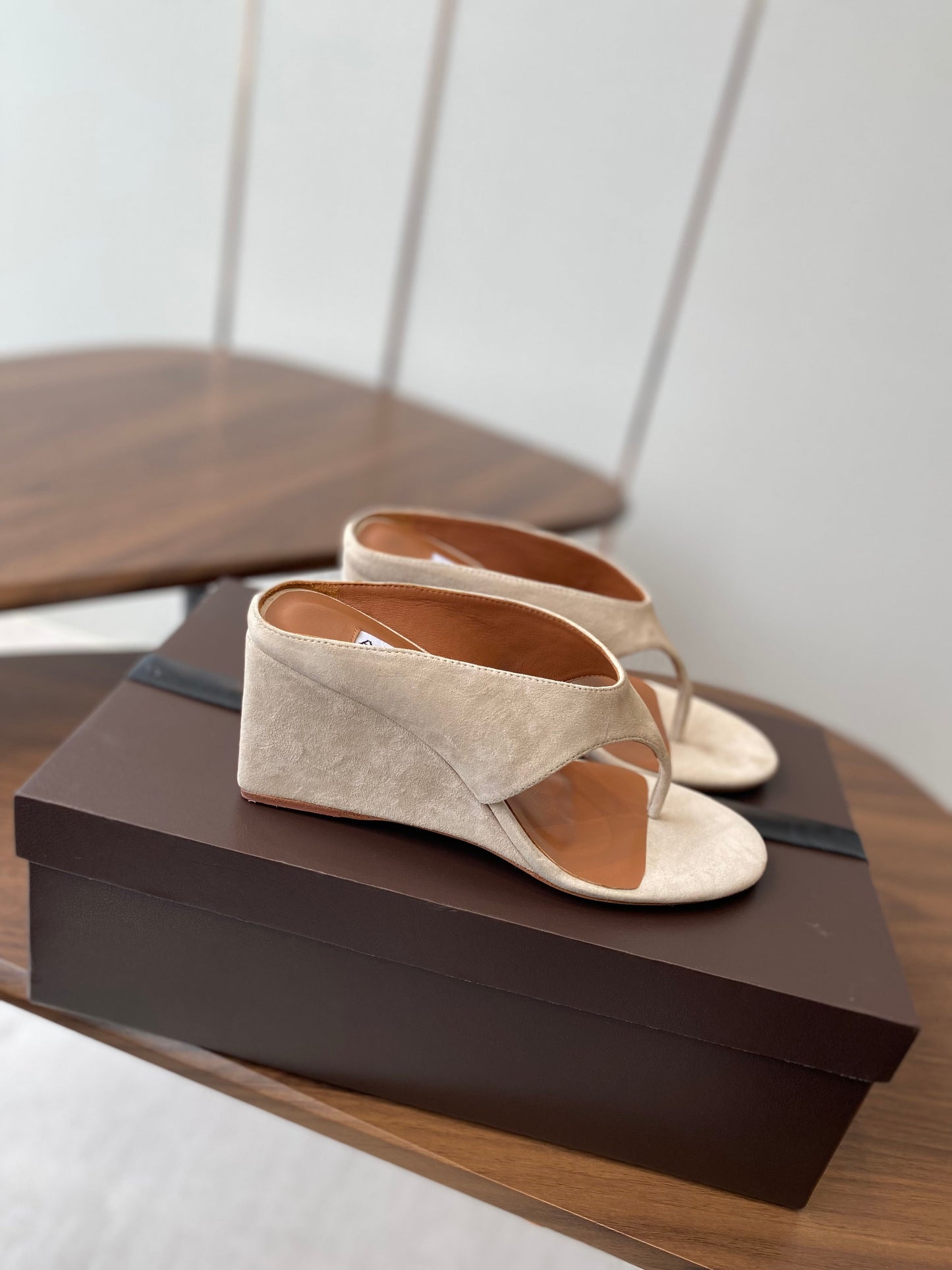 ALAIA WEDGE THONG SANDALS 25S IN LIGHT BEIGE SUEDE - 35