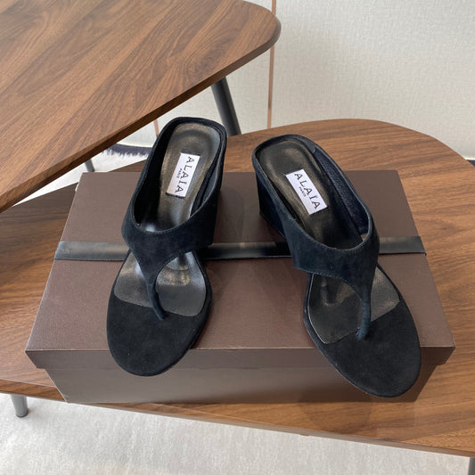 ALAIA WEDGE THONG SANDALS 25S IN BLACK SUEDE - 35
