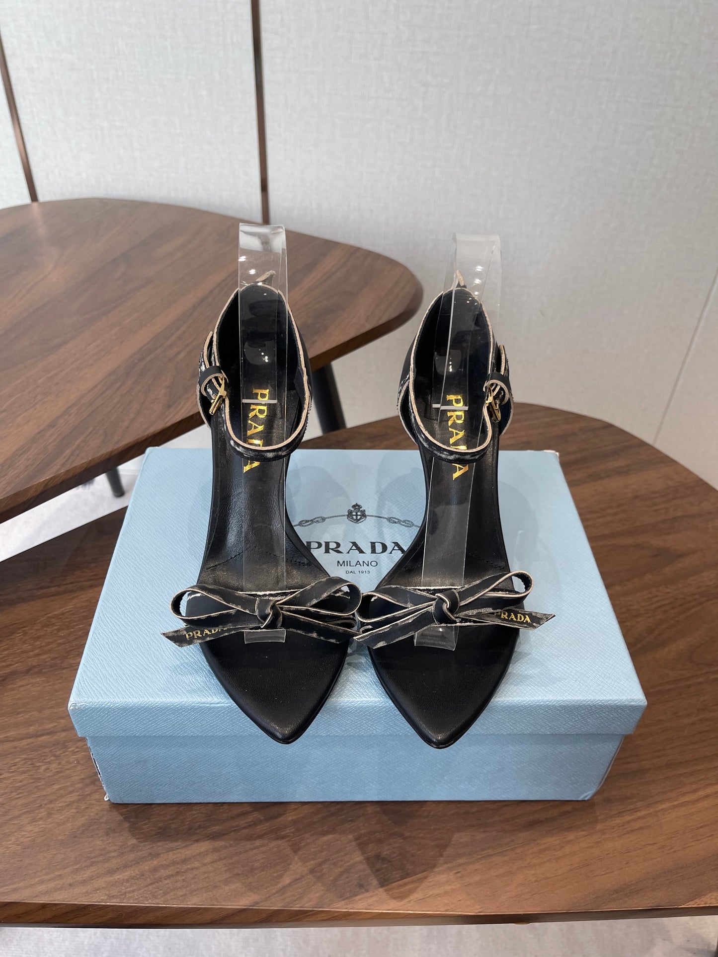 БОСОНІЖКИ PRADA 26S НА ВИСОКИХ ПІДБОРАХ 85 ММ З ЧОРНОЇ ТЕЛЯЧОЇ ШКІРИ З БАНТОМ