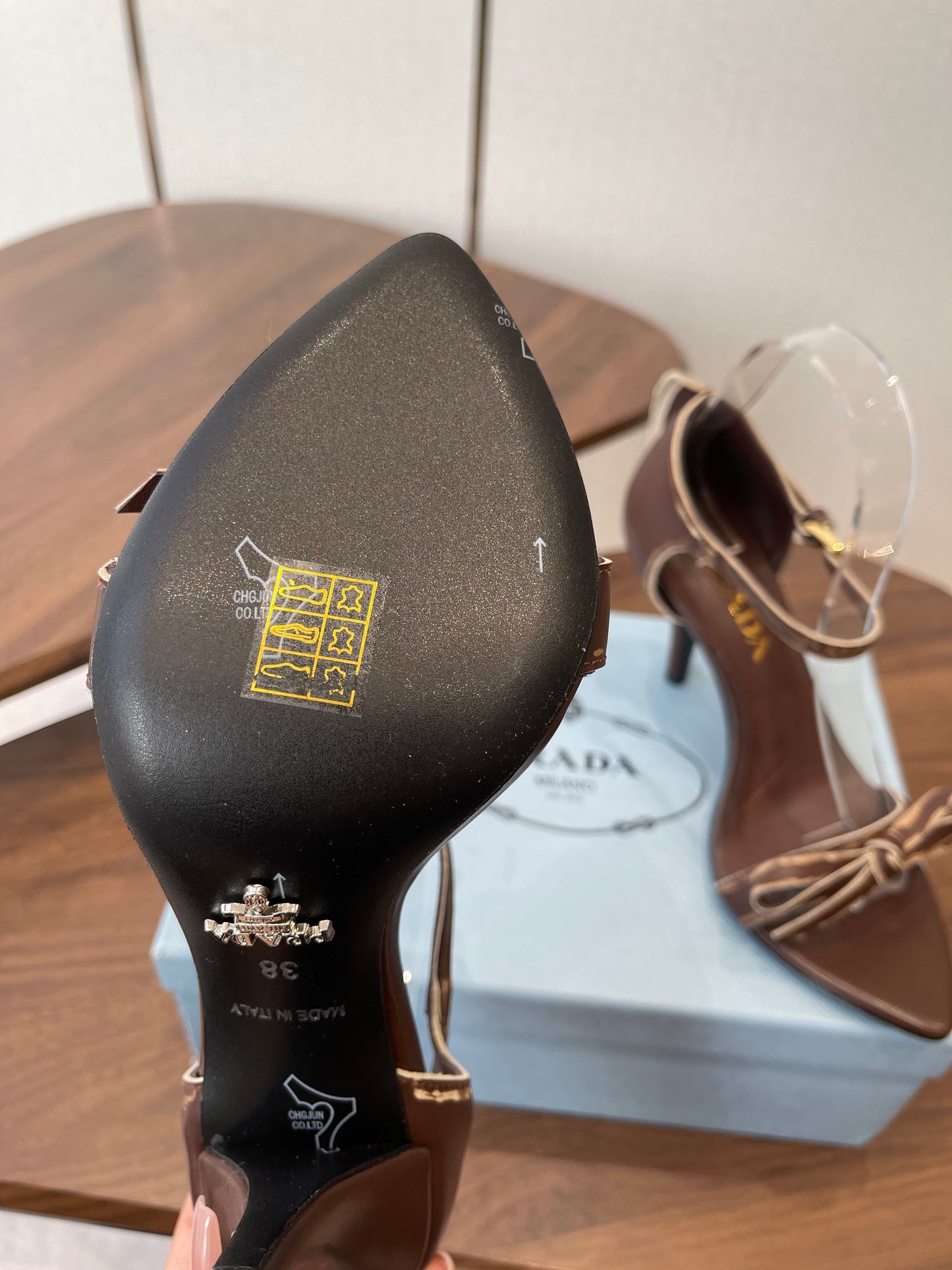 Босоніжки PRADA 26S на високих підборах 85 мм з телячої шкіри кольору шоколад із бантом