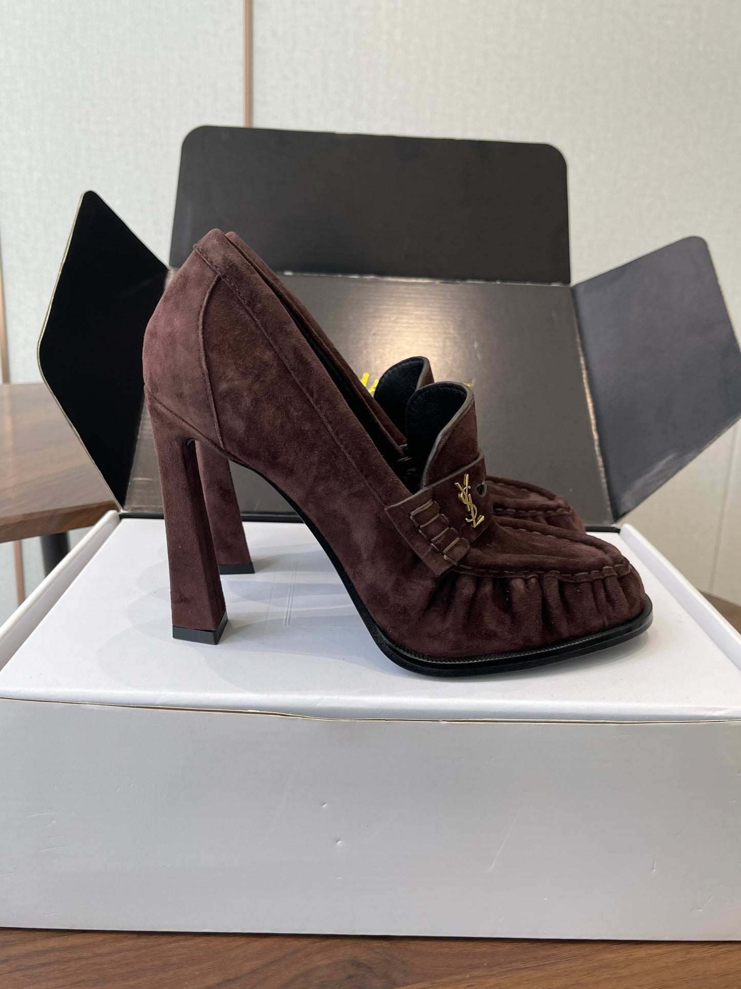 YSL 26S ЗАМШЕВІ ЛОФЕРИ НА ПІДБОРАХ 100 ММ, КОЛІР ВИННО-КОРИЧНЕВИЙ