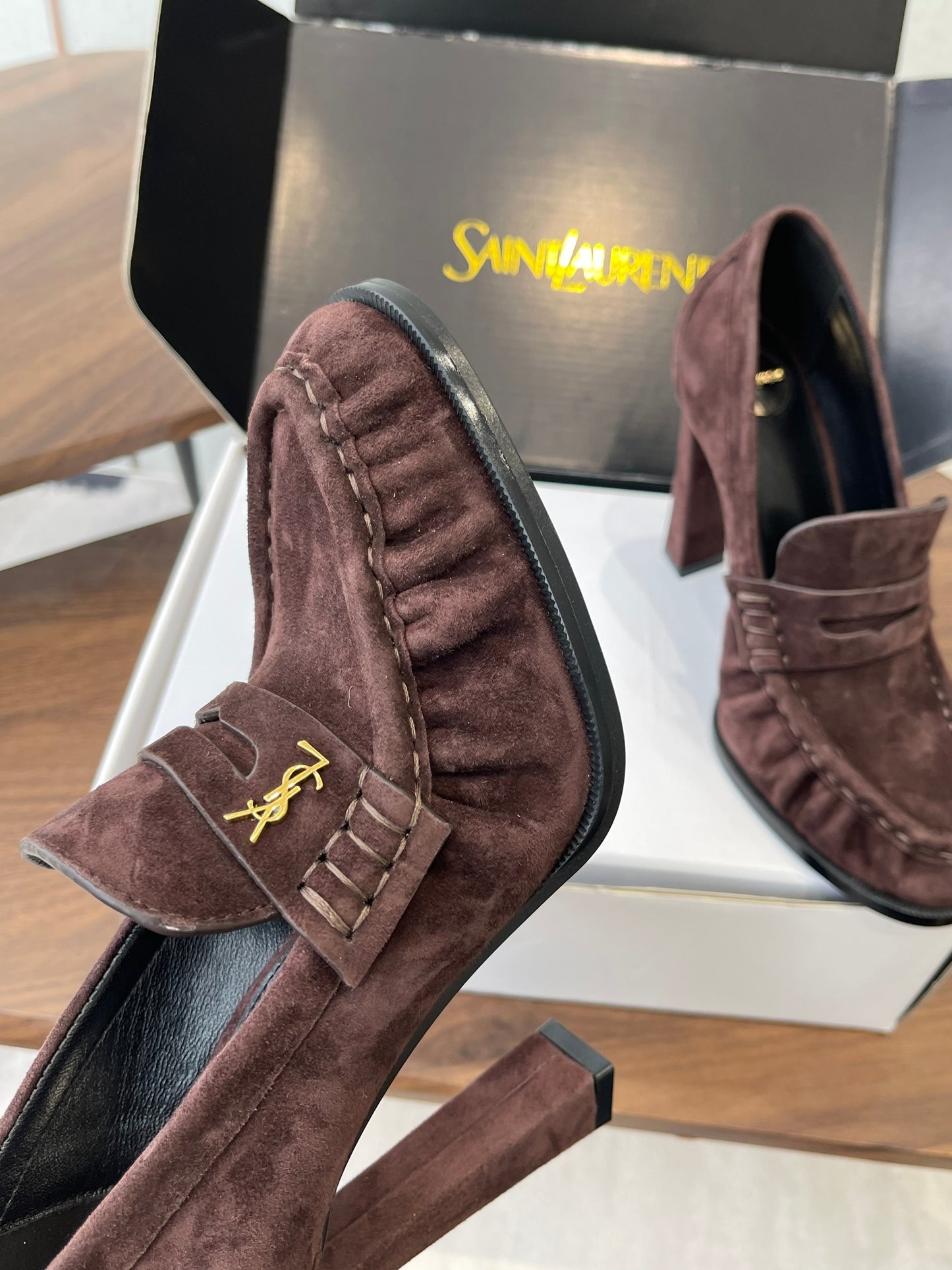 YSL 26S ЗАМШЕВІ ЛОФЕРИ НА ПІДБОРАХ 100 ММ, КОЛІР ВИННО-КОРИЧНЕВИЙ