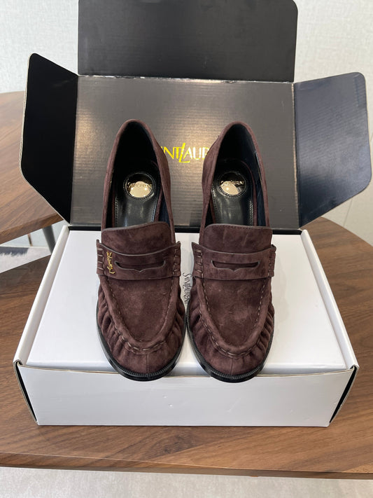YSL 26S ЗАМШЕВІ ЛОФЕРИ НА ПІДБОРАХ 100 ММ, КОЛІР ВИННО-КОРИЧНЕВИЙ