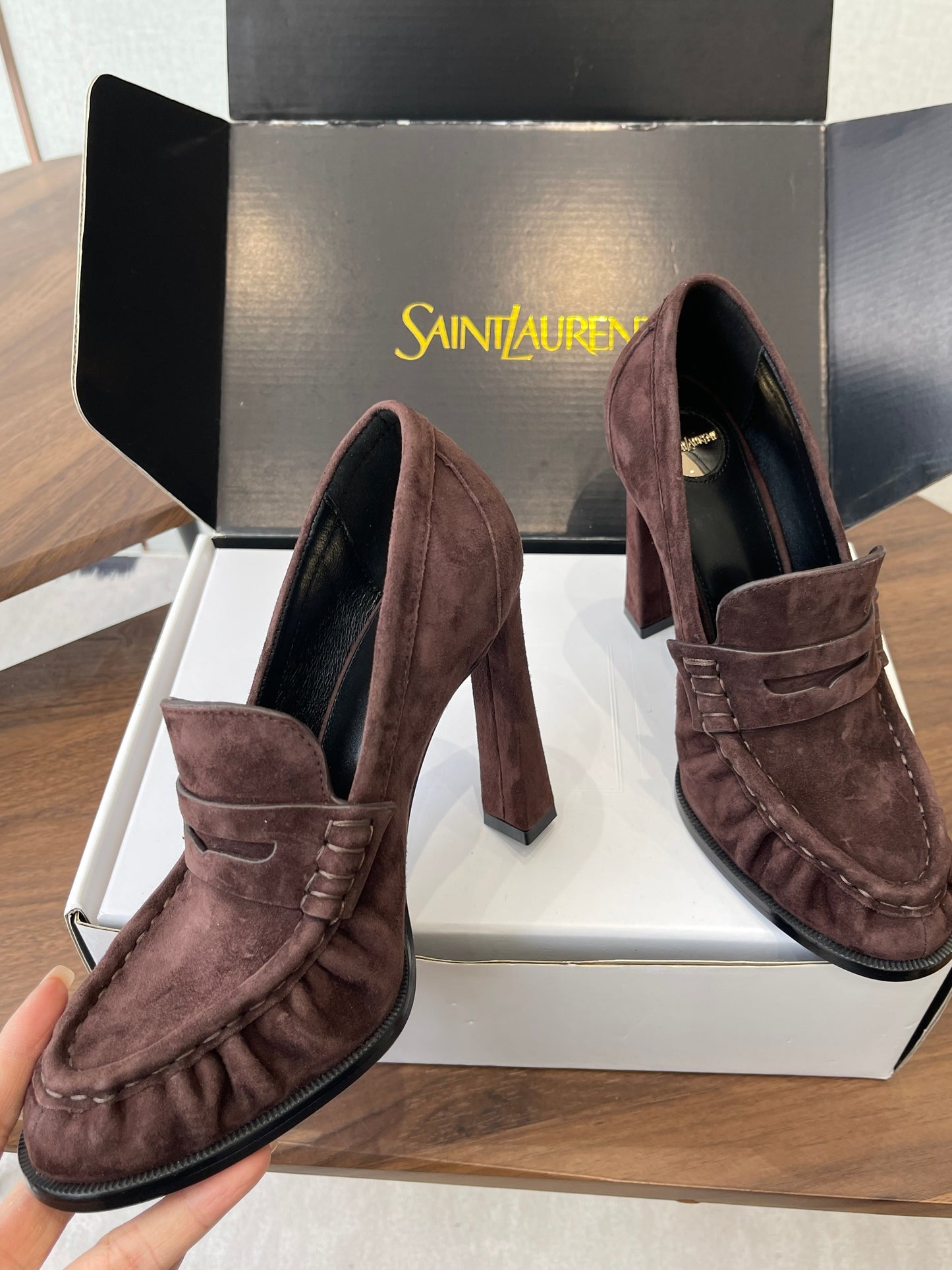 YSL 26S ЗАМШЕВІ ЛОФЕРИ НА ПІДБОРАХ 100 ММ, КОЛІР ВИННО-КОРИЧНЕВИЙ