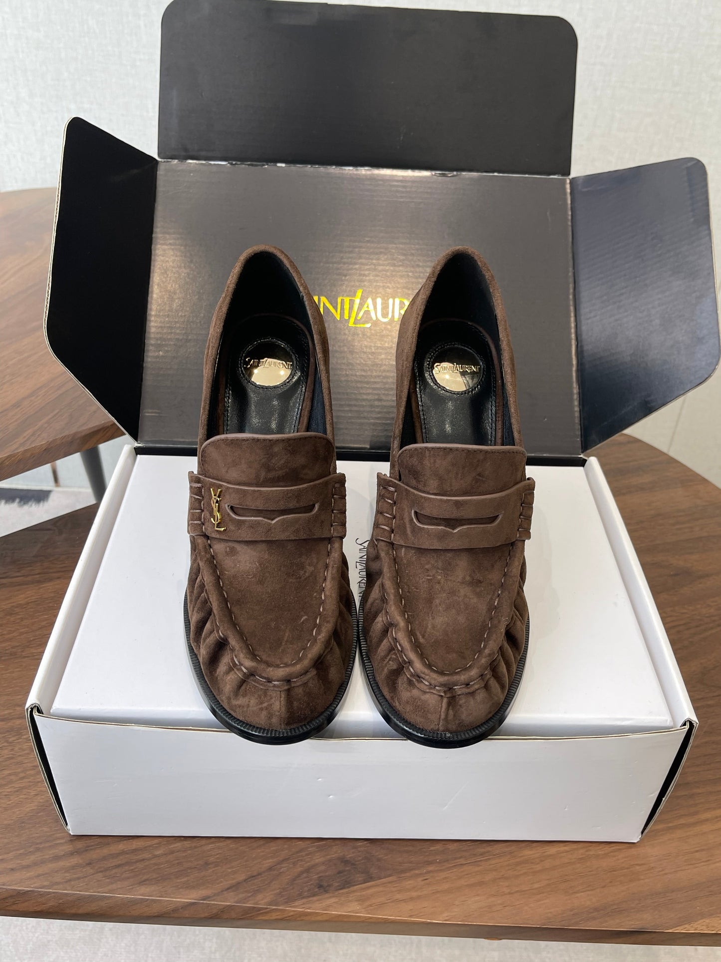 YSL 26S ТУФЛІ-ЛОФЕРИ НА ПІДБОРАХ 100 ММ ІЗ ТЕМНО-КОРИЧНЕВОЇ ЗАМШІ