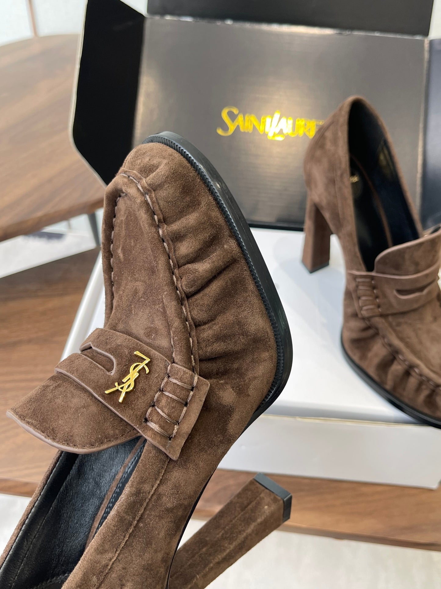 YSL 26S ТУФЛІ-ЛОФЕРИ НА ПІДБОРАХ 100 ММ ІЗ ТЕМНО-КОРИЧНЕВОЇ ЗАМШІ