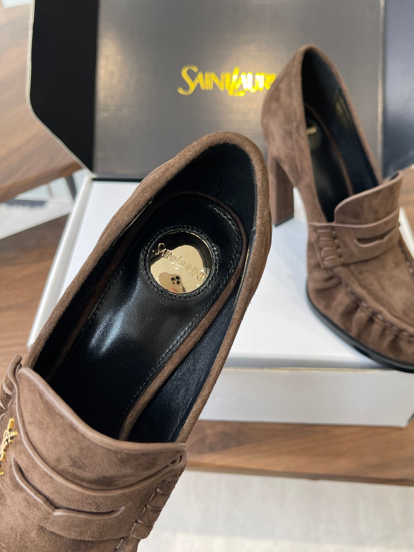 YSL 26S ТУФЛІ-ЛОФЕРИ НА ПІДБОРАХ 100 ММ ІЗ ТЕМНО-КОРИЧНЕВОЇ ЗАМШІ