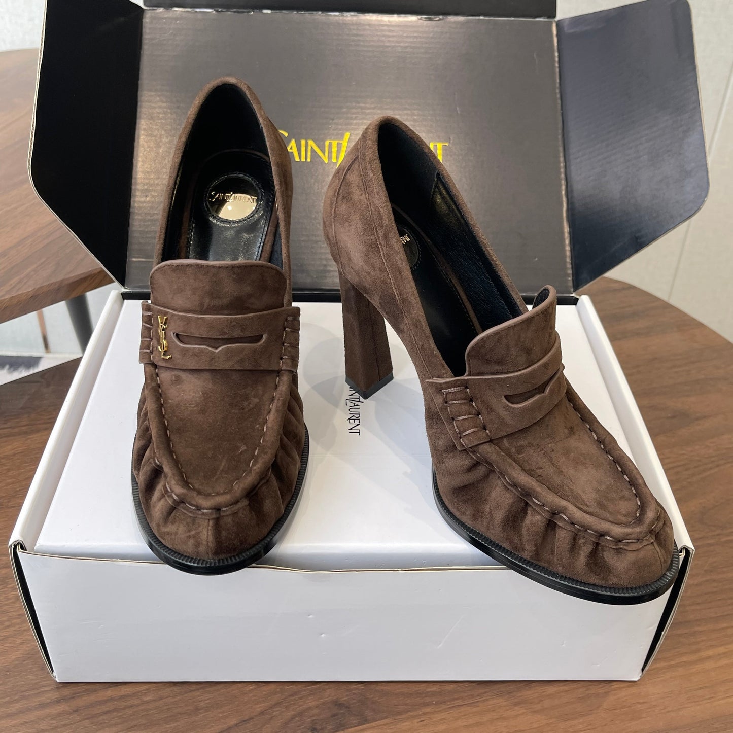 YSL 26S ТУФЛІ-ЛОФЕРИ НА ПІДБОРАХ 100 ММ ІЗ ТЕМНО-КОРИЧНЕВОЇ ЗАМШІ