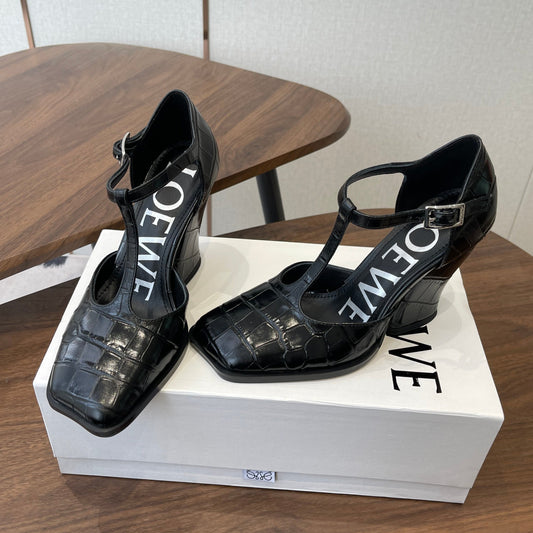 Туфлі LOEWE 26S ONDA 90MM НА ВИСОКИХ ПІДБОРАХ З T-РЕМІНЦЕМ, ЧОРНА ТЕЛЯЧА ШКІРА З ТИСНЕННЯМ ПІД КРОКОДИЛА